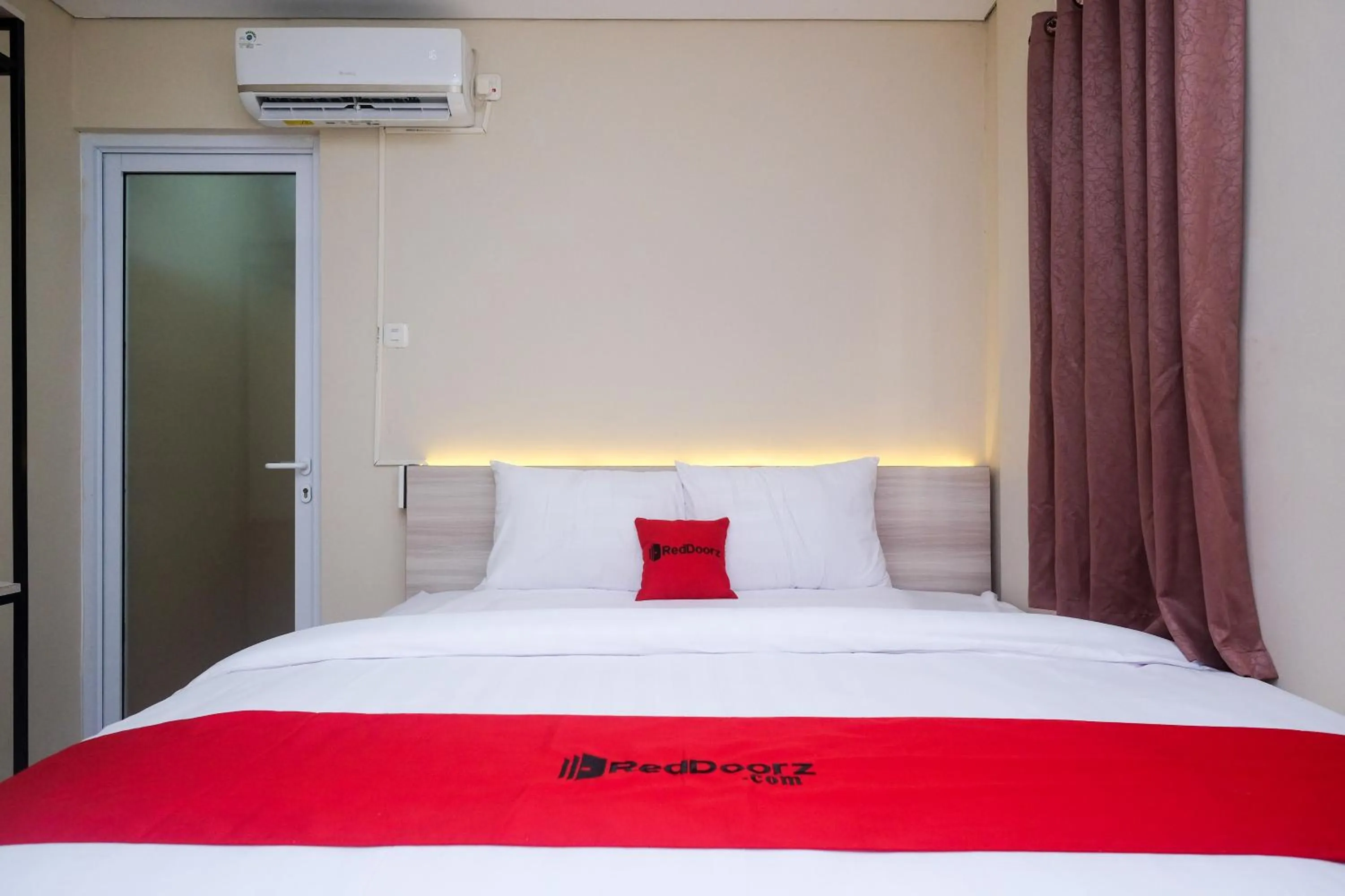 Bedroom, Bed in RedDoorz Plus near RS JIH Solo