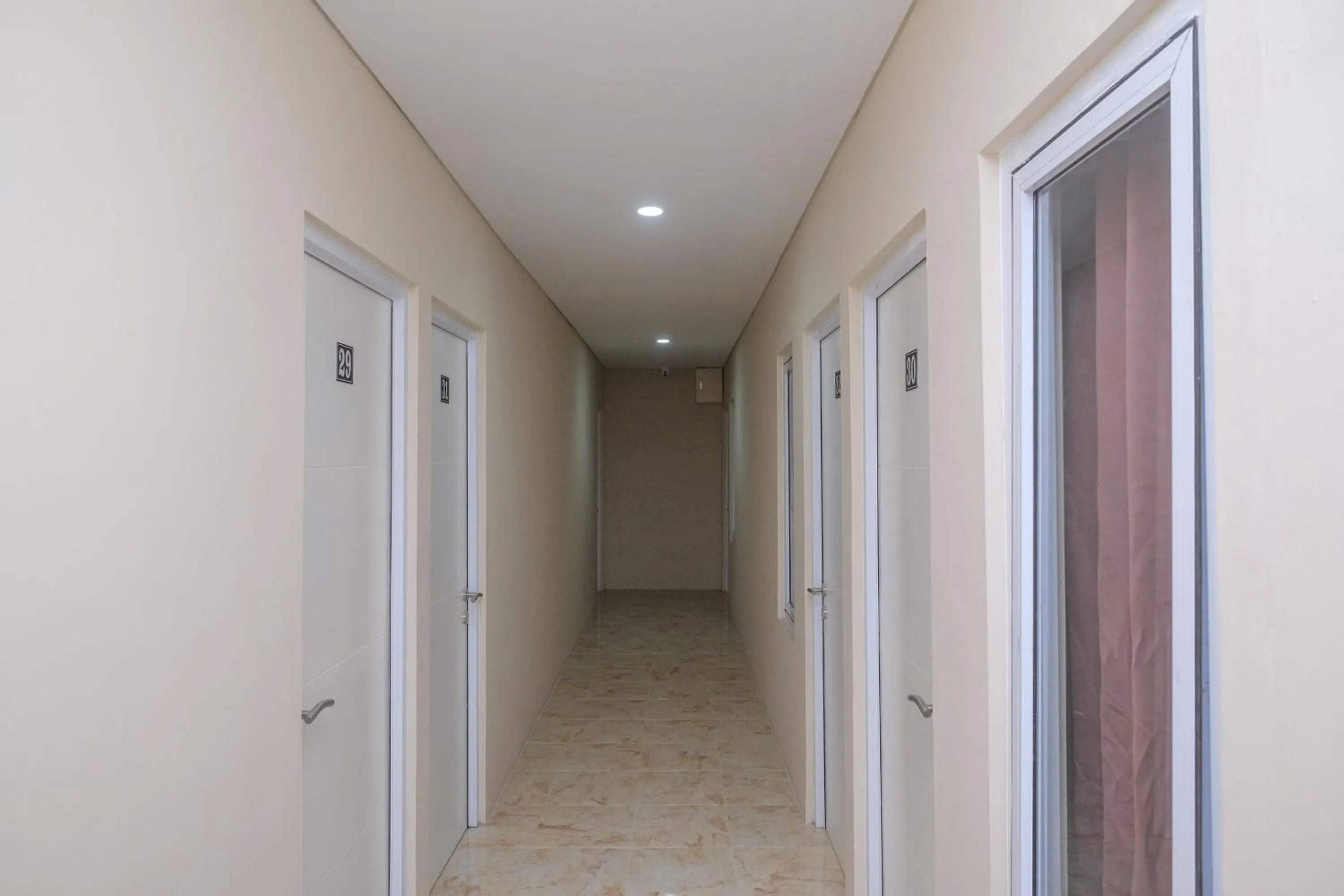 Area and facilities in RedDoorz Plus near RS JIH Solo