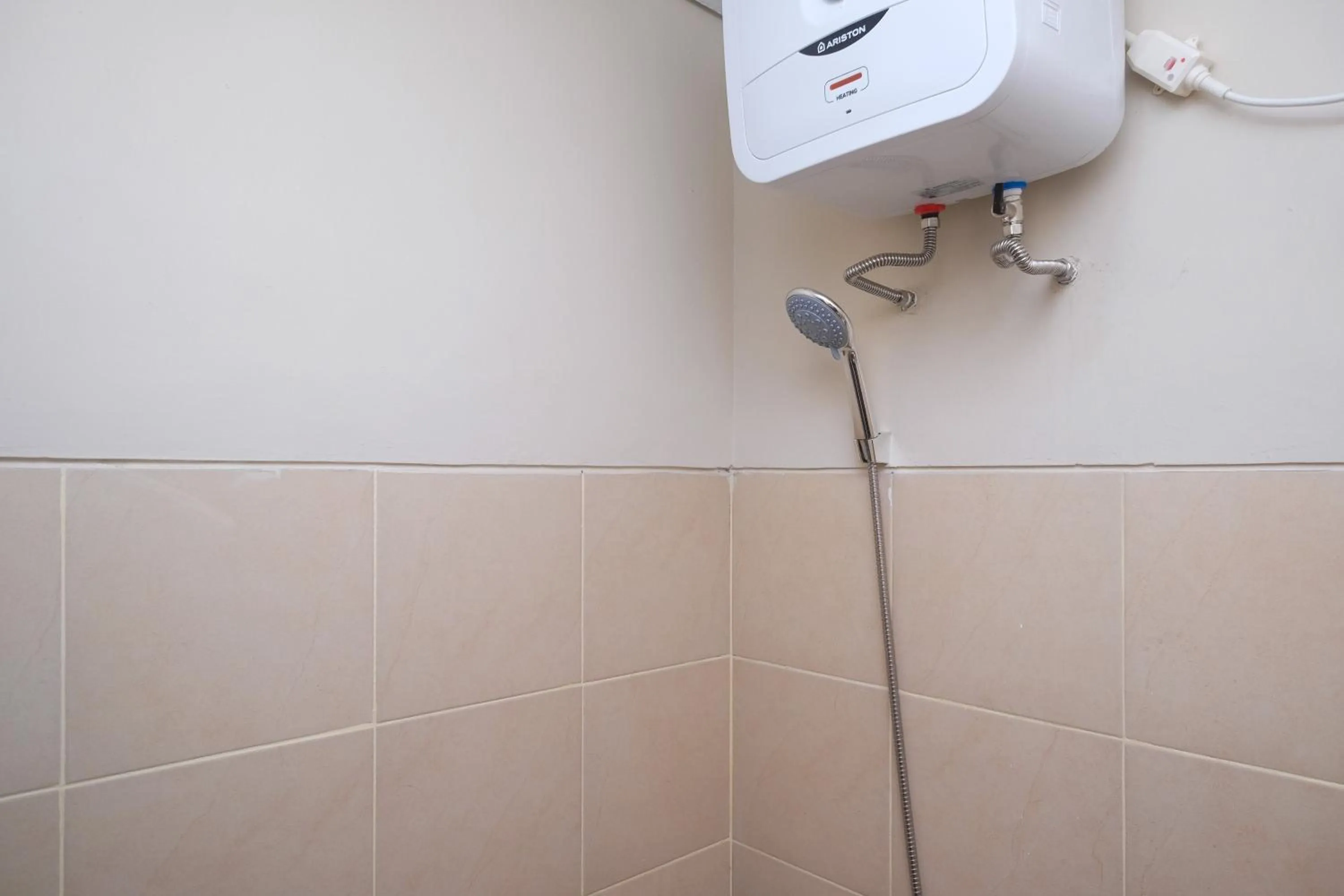 Bathroom in RedDoorz Plus near RS JIH Solo