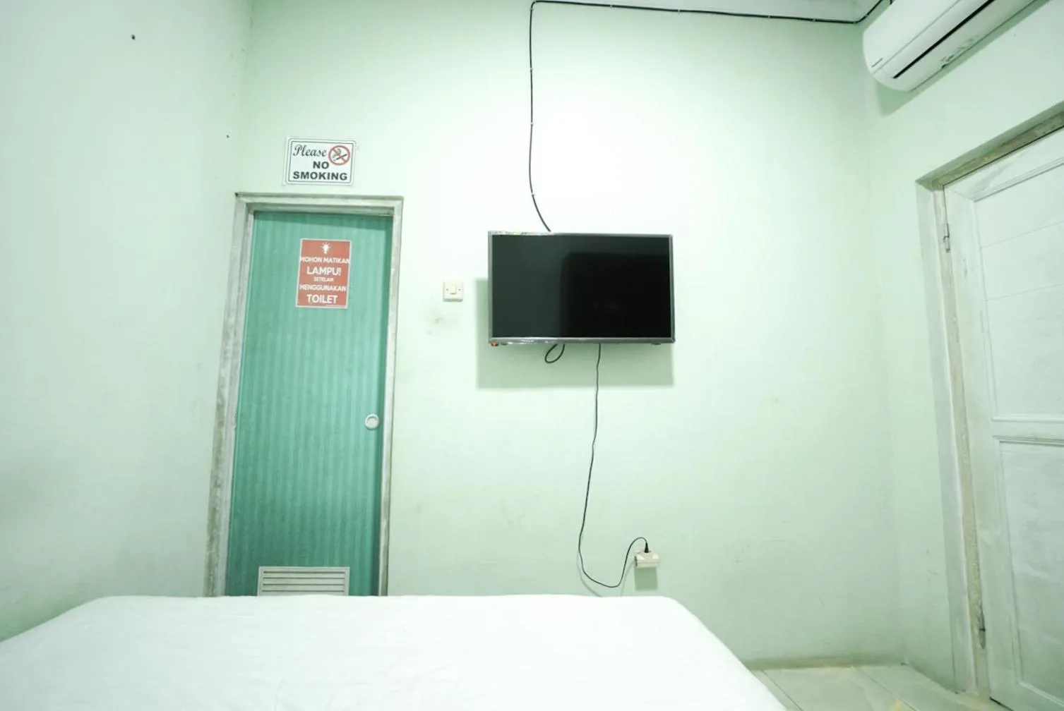 Bedroom, Bed in Mahkota Sivali near Soekarno Hatta Airport Mitra RedDoorz