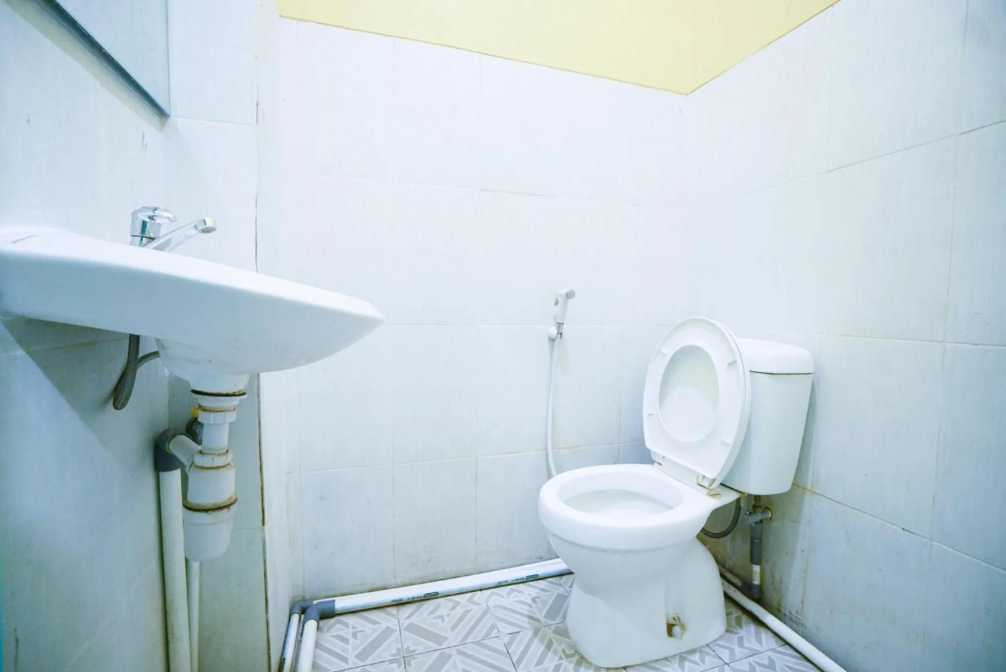 Bathroom in Mahkota Sivali near Soekarno Hatta Airport Mitra RedDoorz