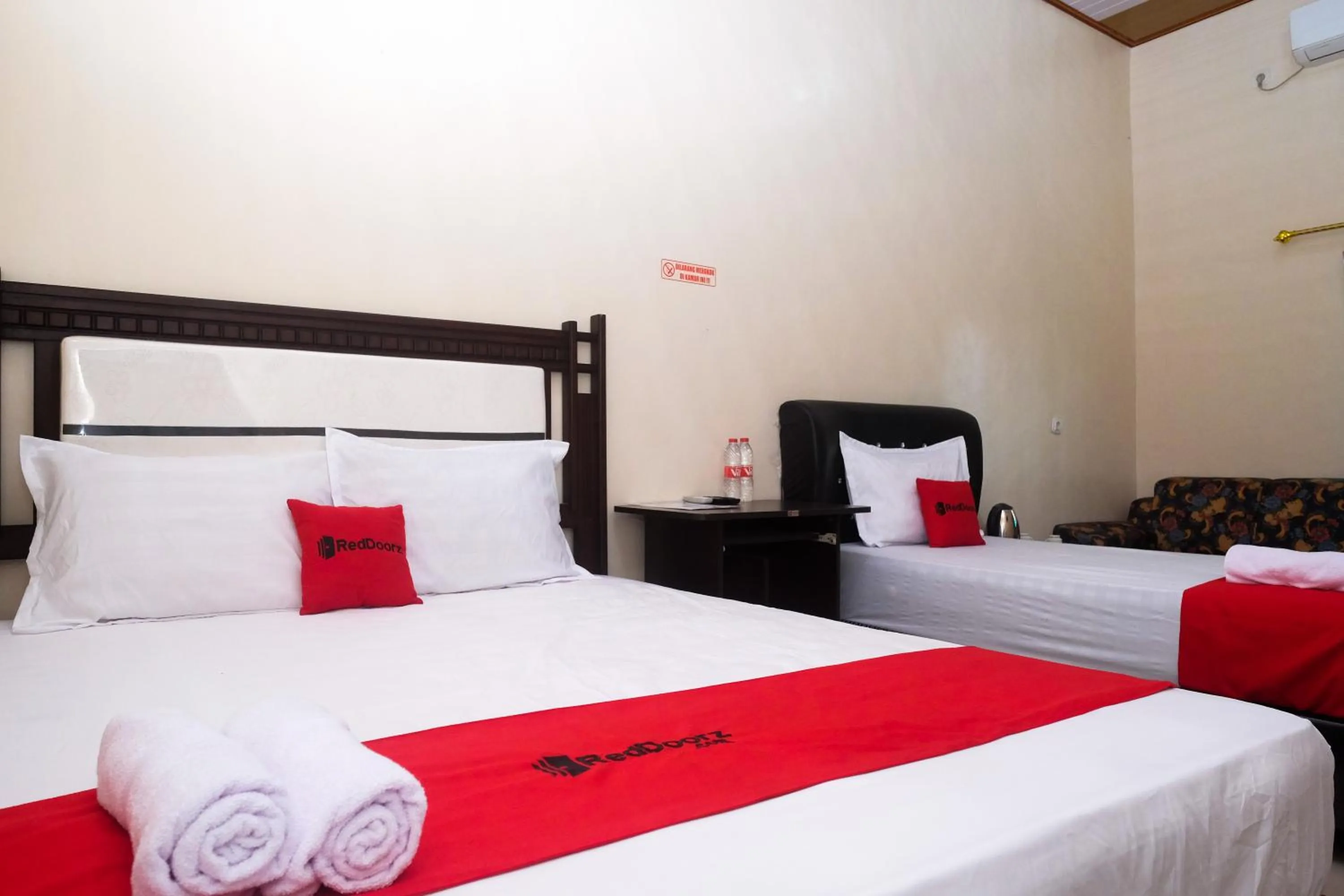 Bedroom, Bed in RedDoorz Syariah near Exit Toll Palur