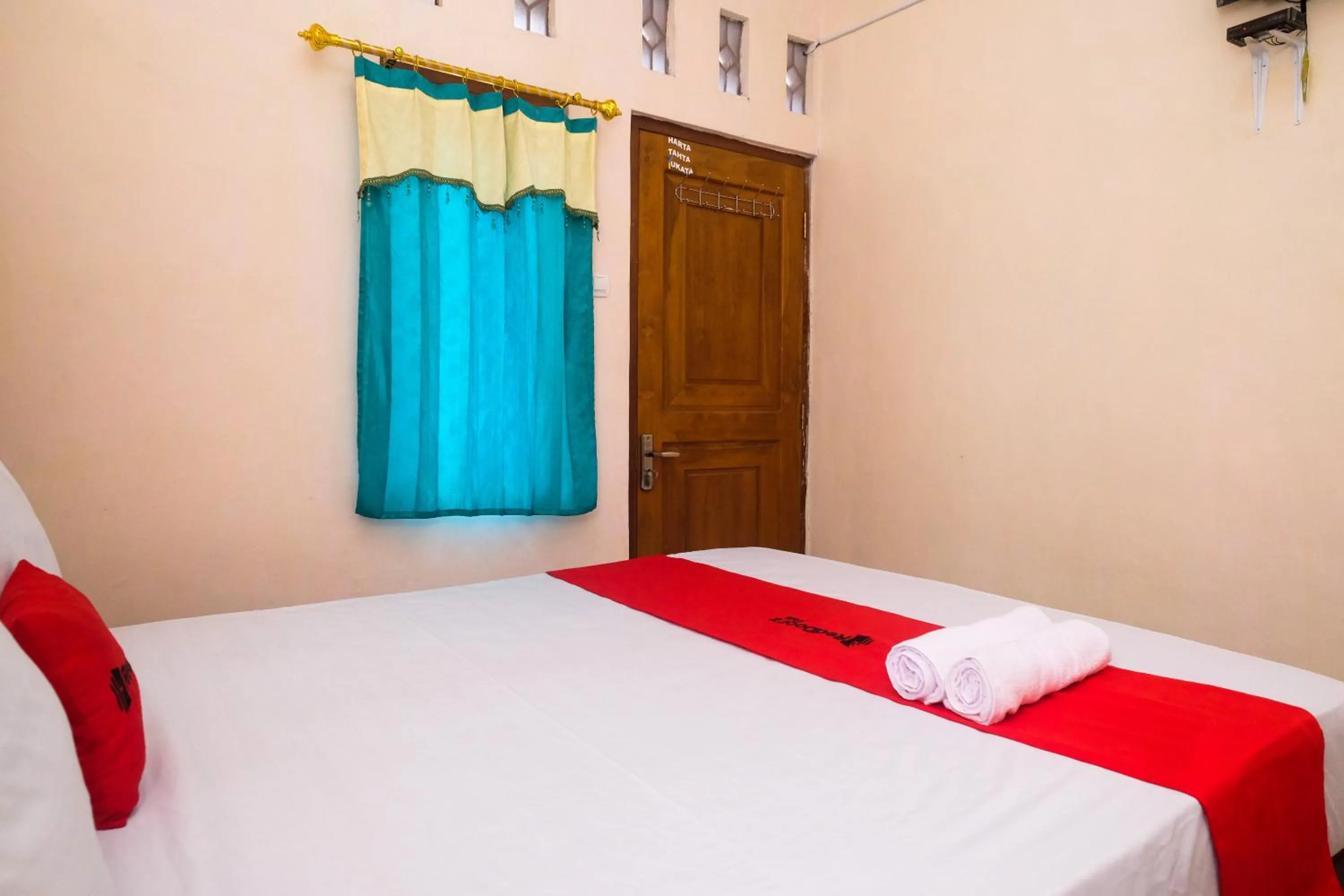 Bedroom, Bed in RedDoorz Syariah near Exit Toll Palur
