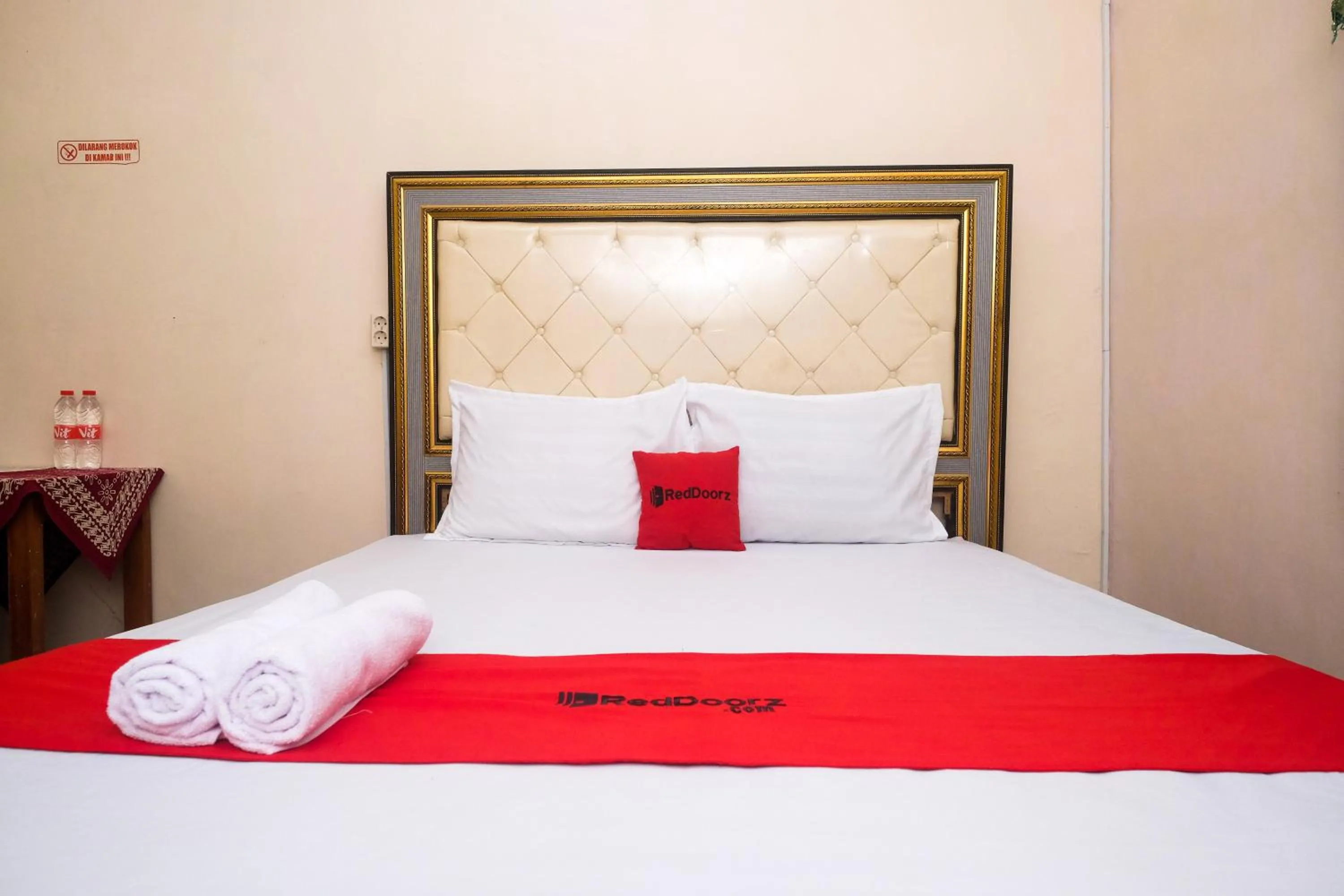 Bedroom, Bed in RedDoorz Syariah near Exit Toll Palur