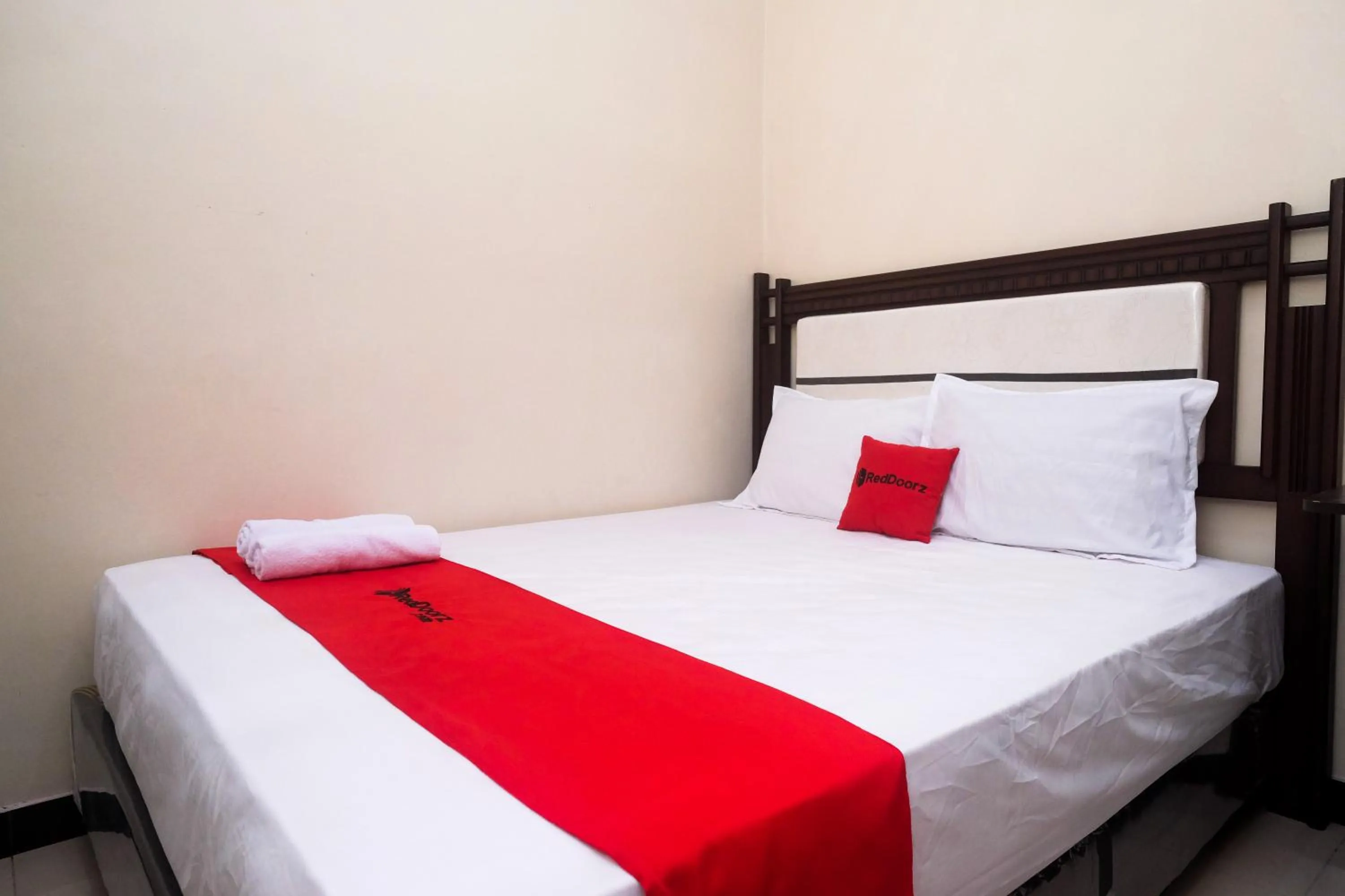 Bedroom, Bed in RedDoorz Syariah near Exit Toll Palur