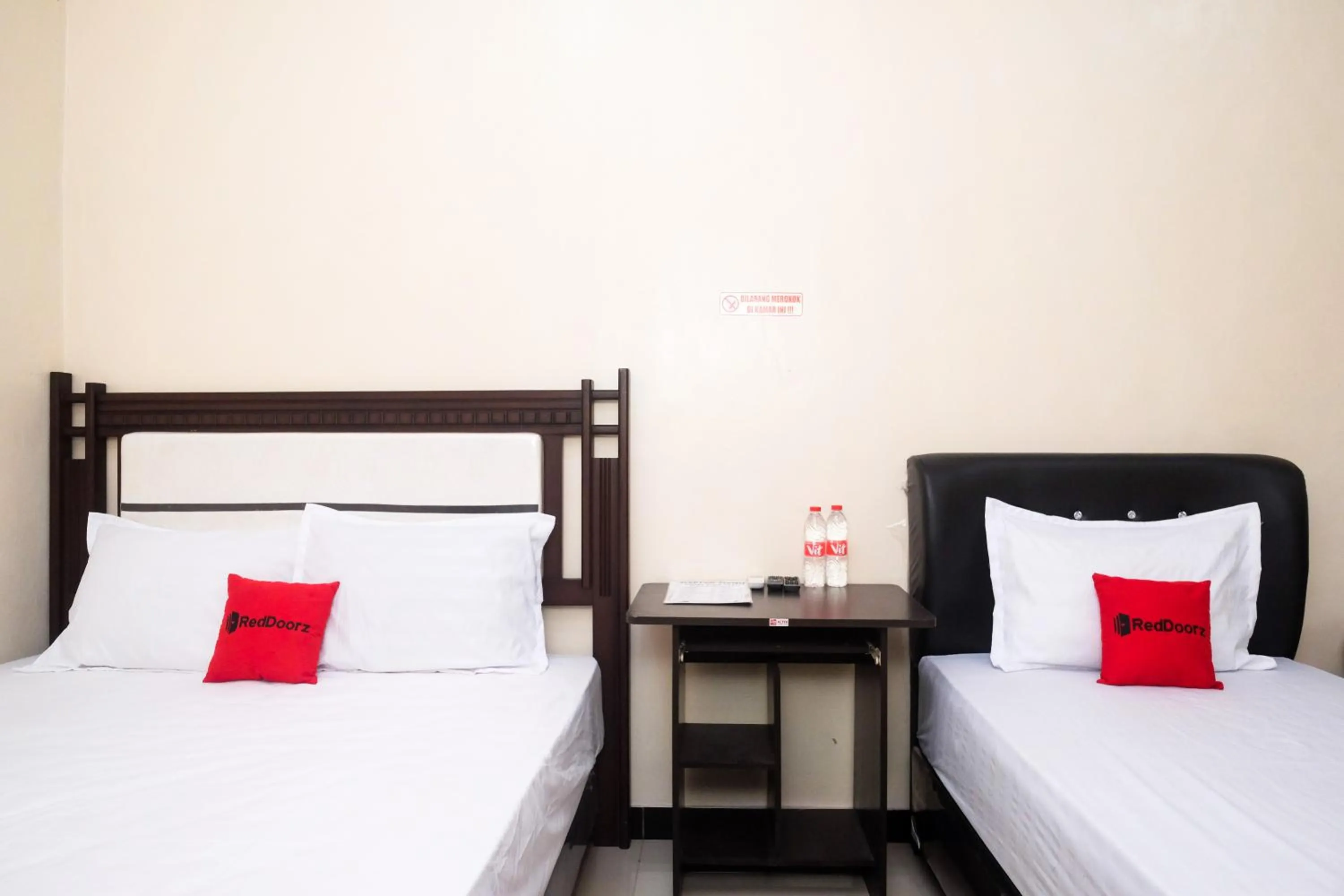Bedroom, Bed in RedDoorz Syariah near Exit Toll Palur