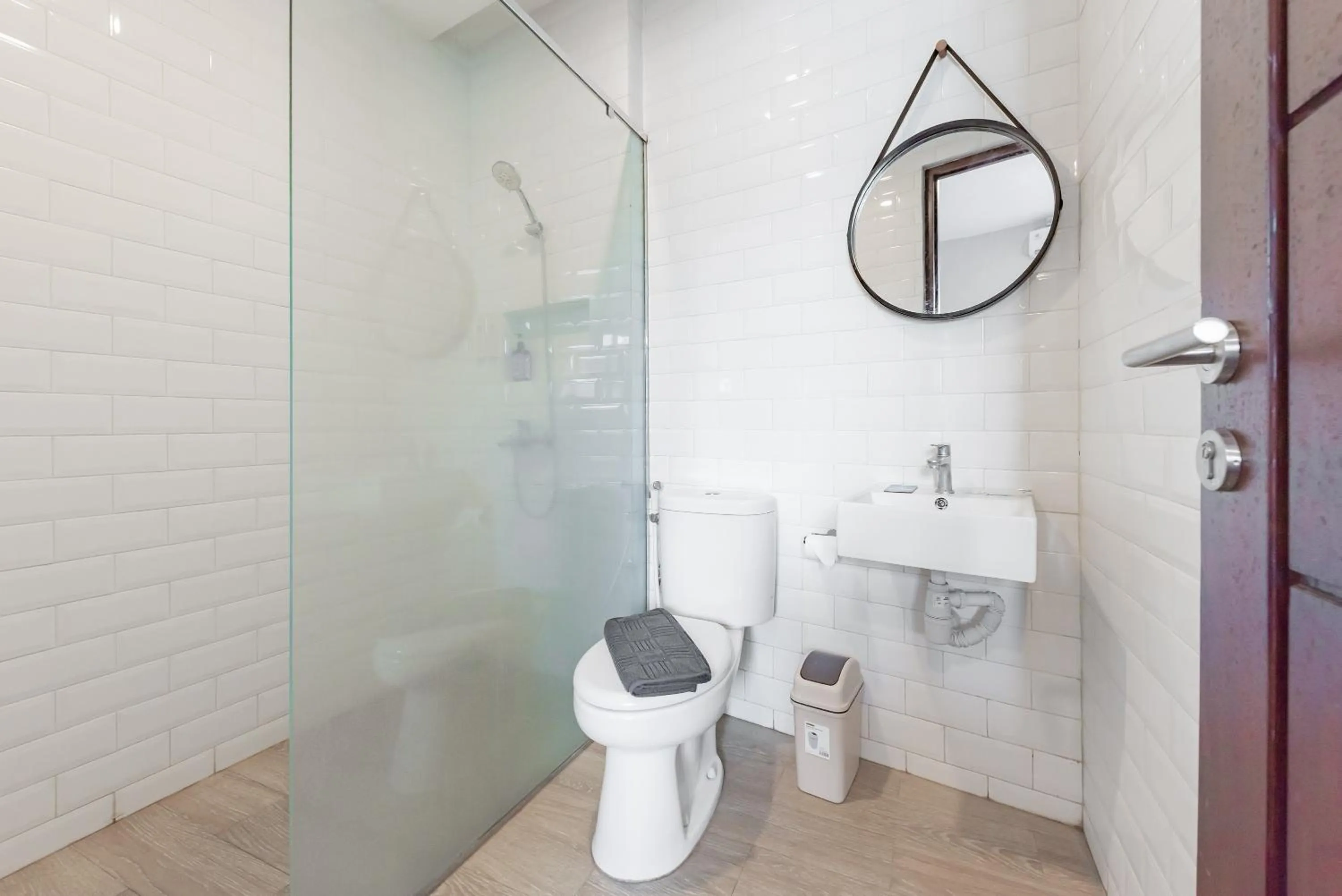 Bathroom in Sans Hotel Bobosini Malang by RedDoorz