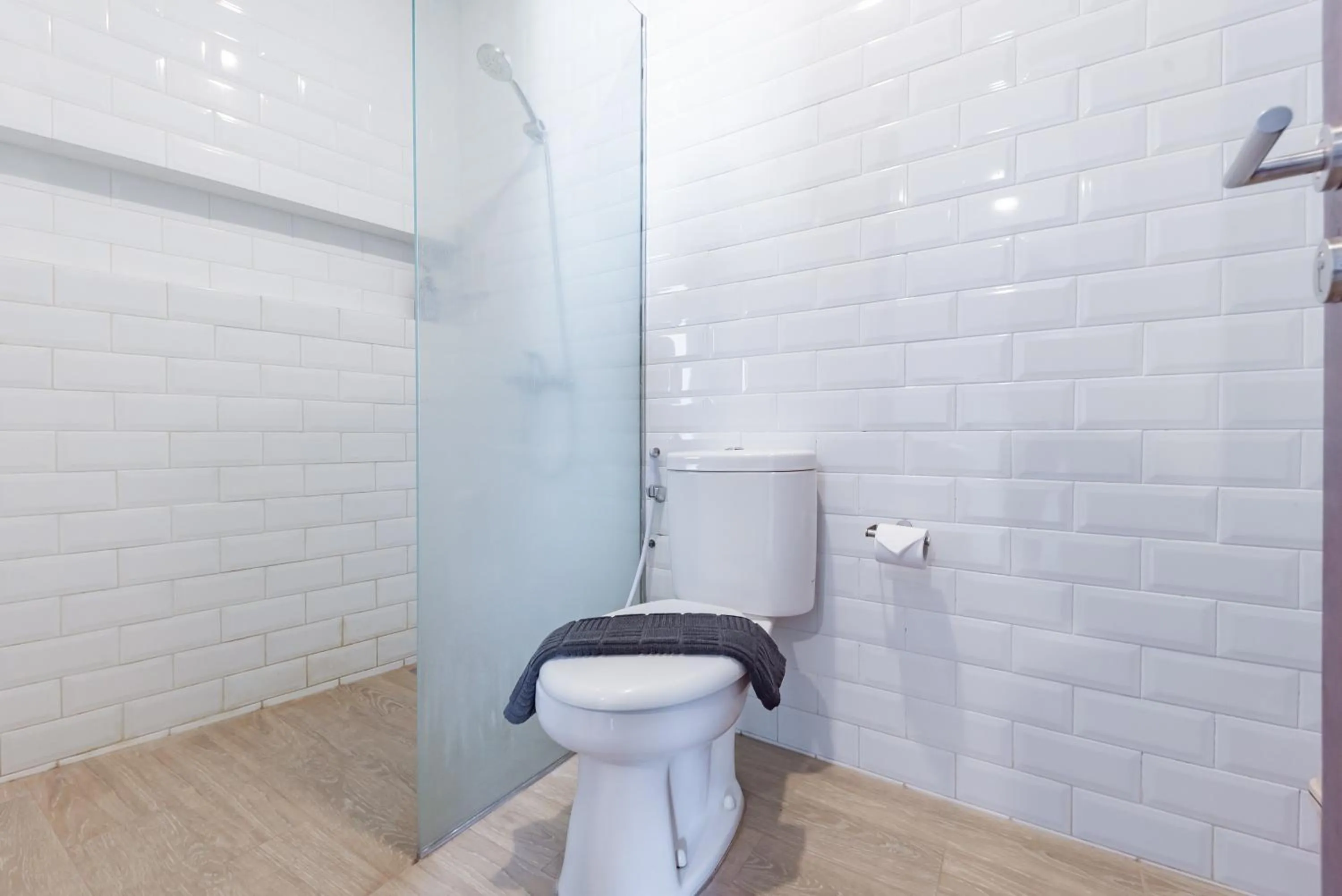 Bathroom in Sans Hotel Bobosini Malang by RedDoorz