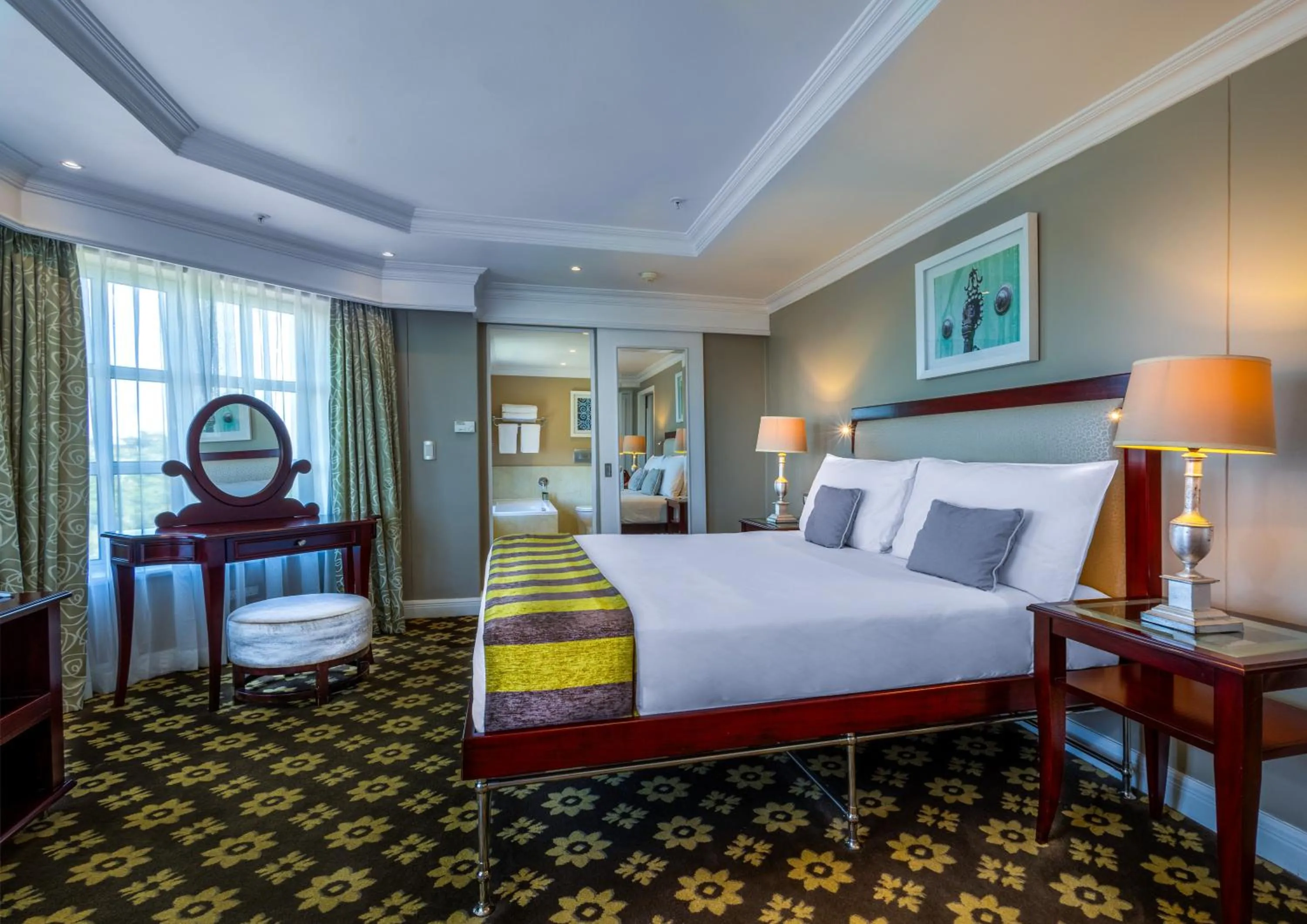 Bedroom, Bed in Hemingways Hotel