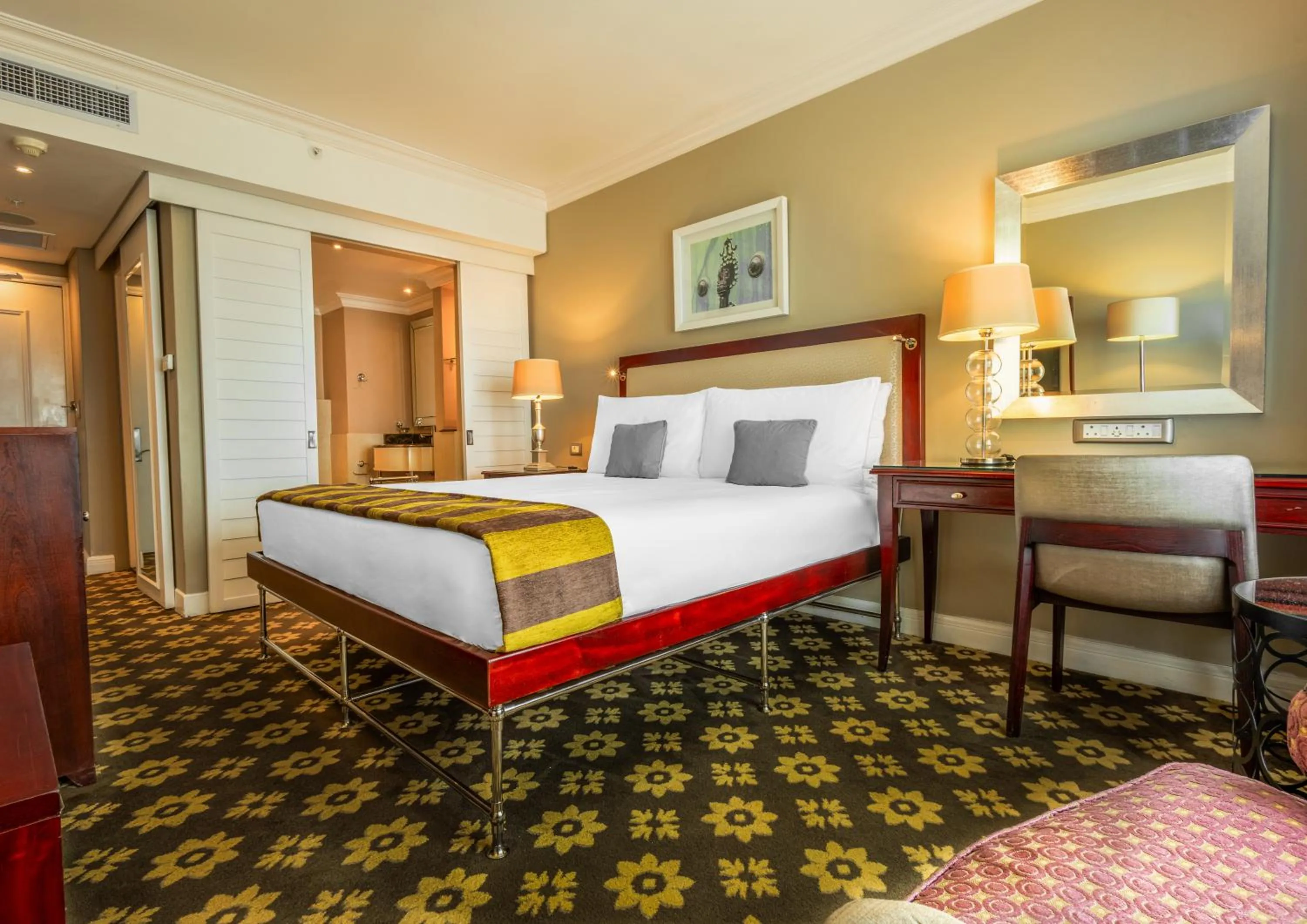 Photo of the whole room, Bed in Hemingways Hotel