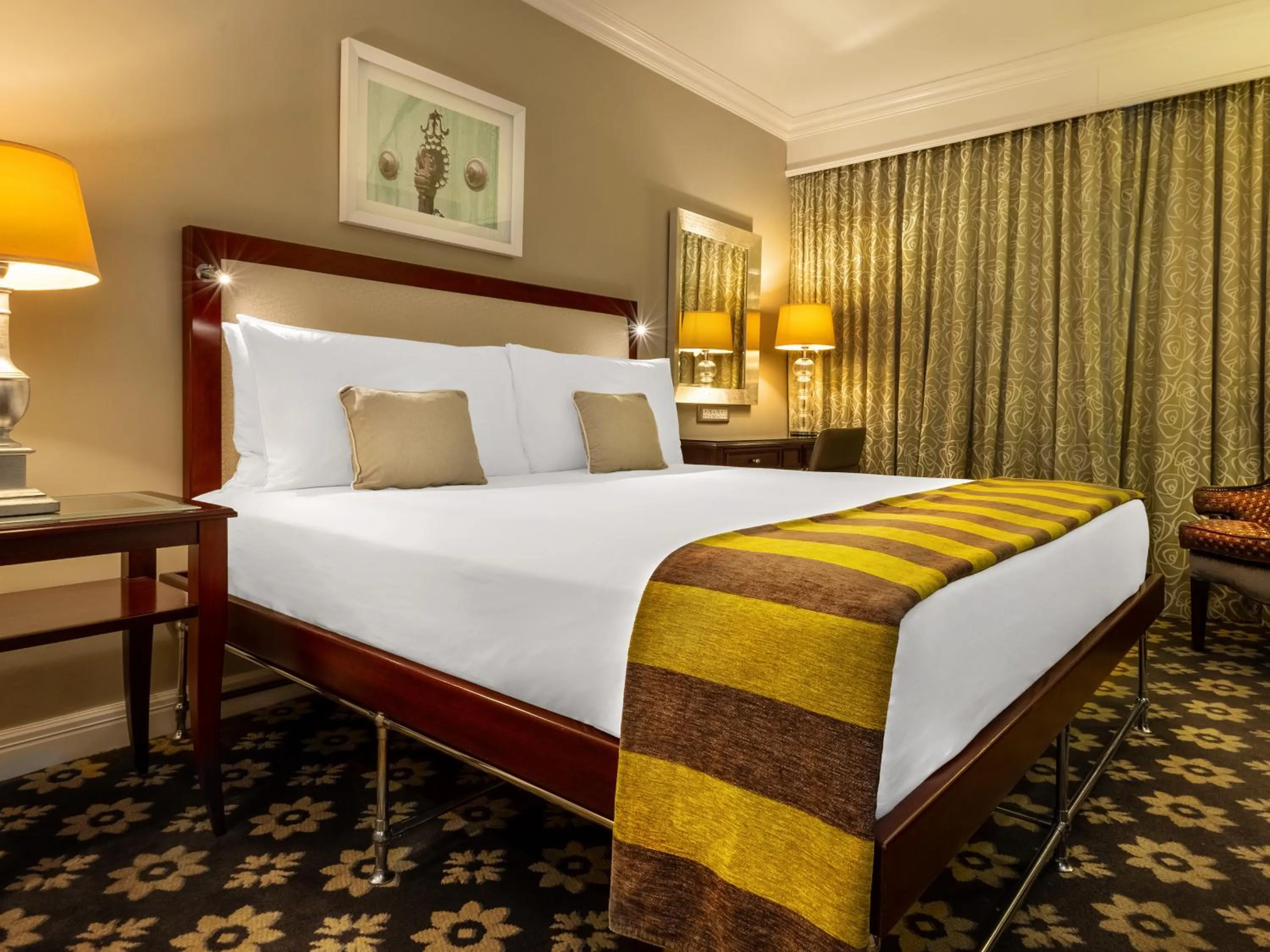 Bedroom, Bed in Hemingways Hotel