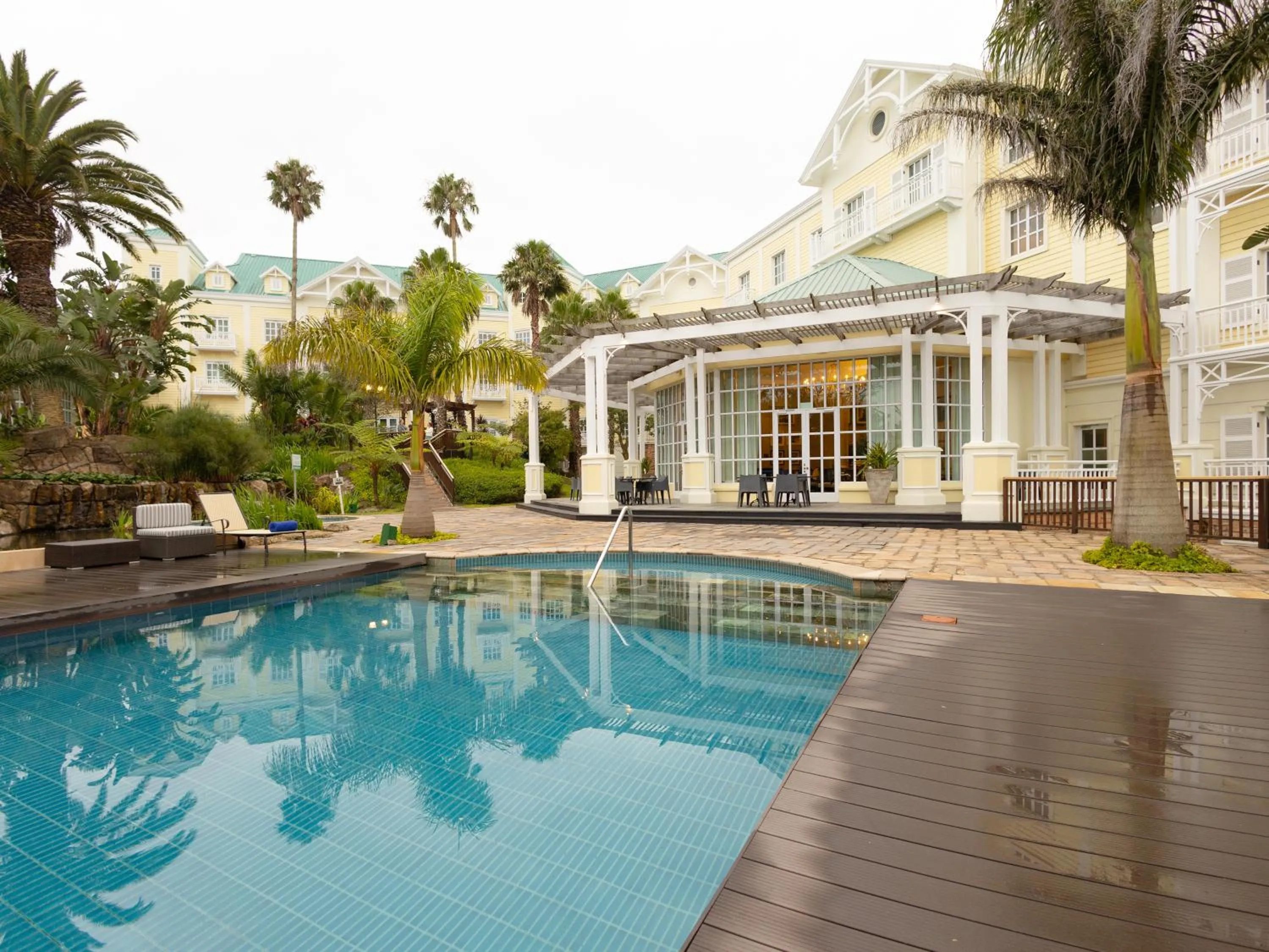 Swimming pool in Hemingways Hotel