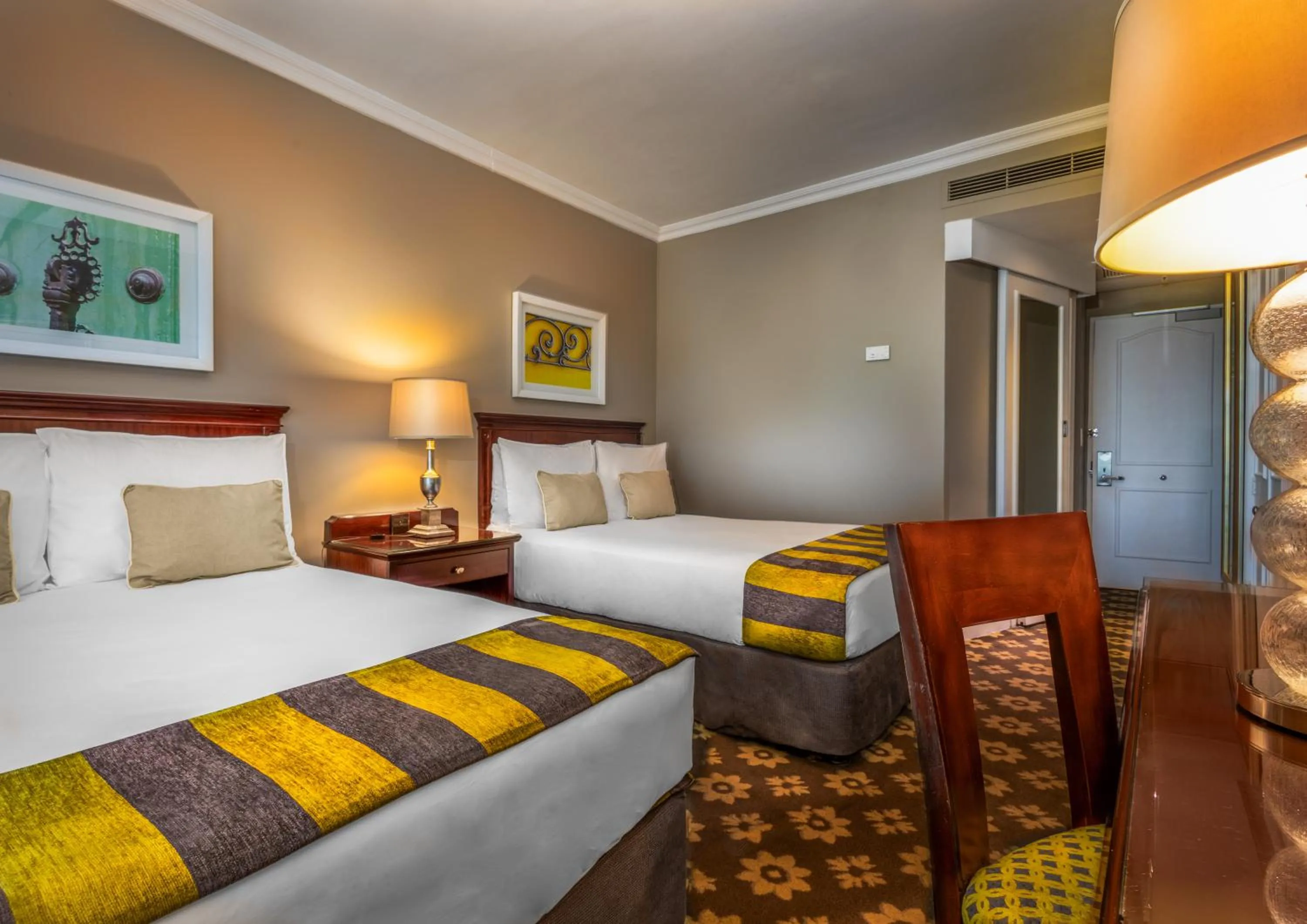 Bedroom, Bed in Hemingways Hotel