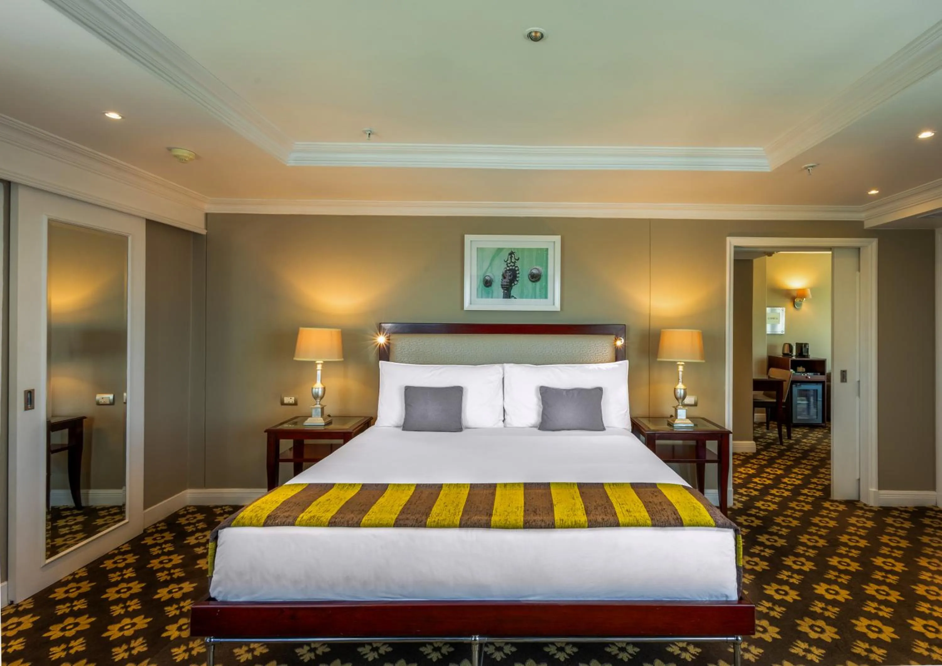 Bedroom, Bed in Hemingways Hotel