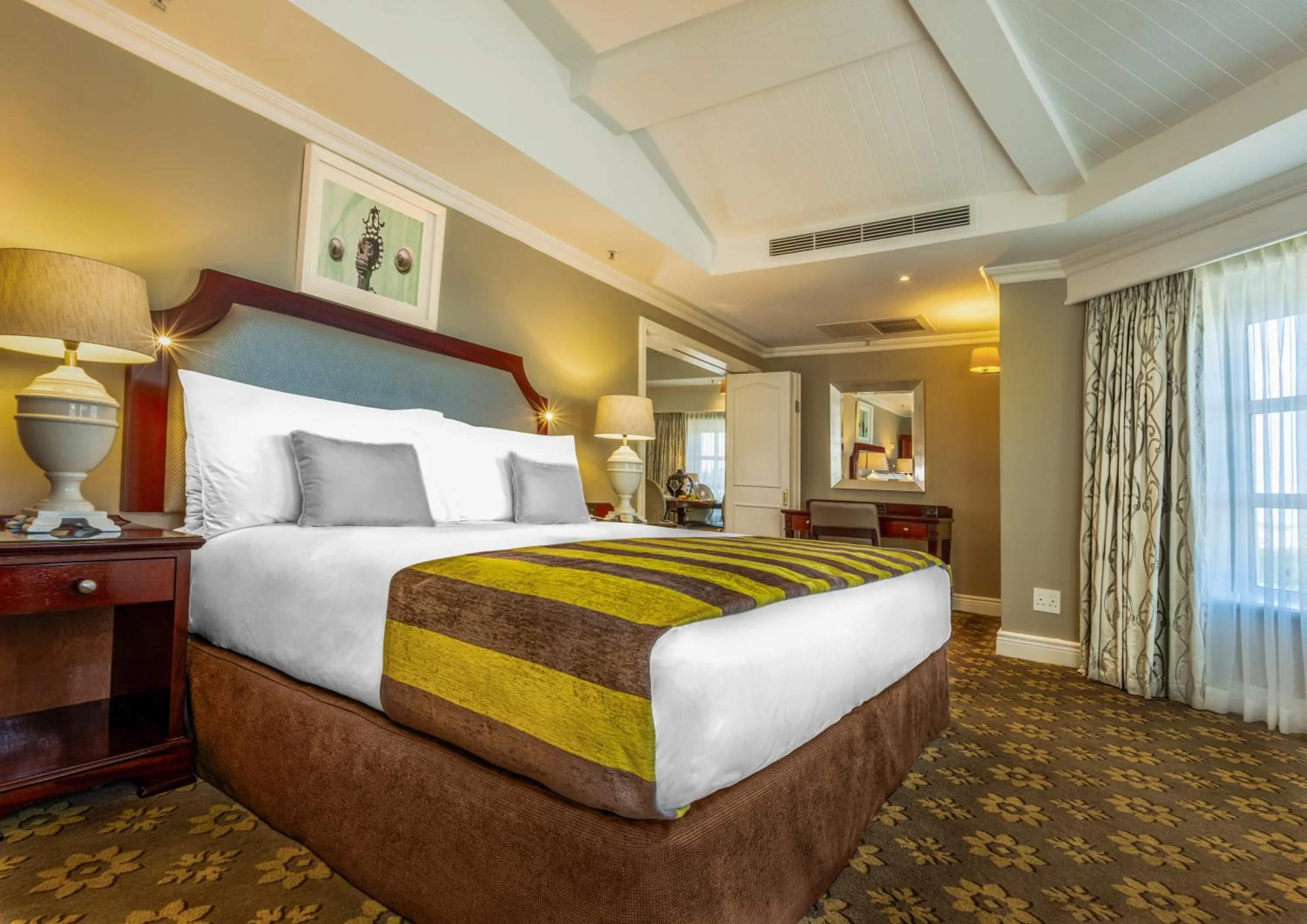 Bedroom, Bed in Hemingways Hotel