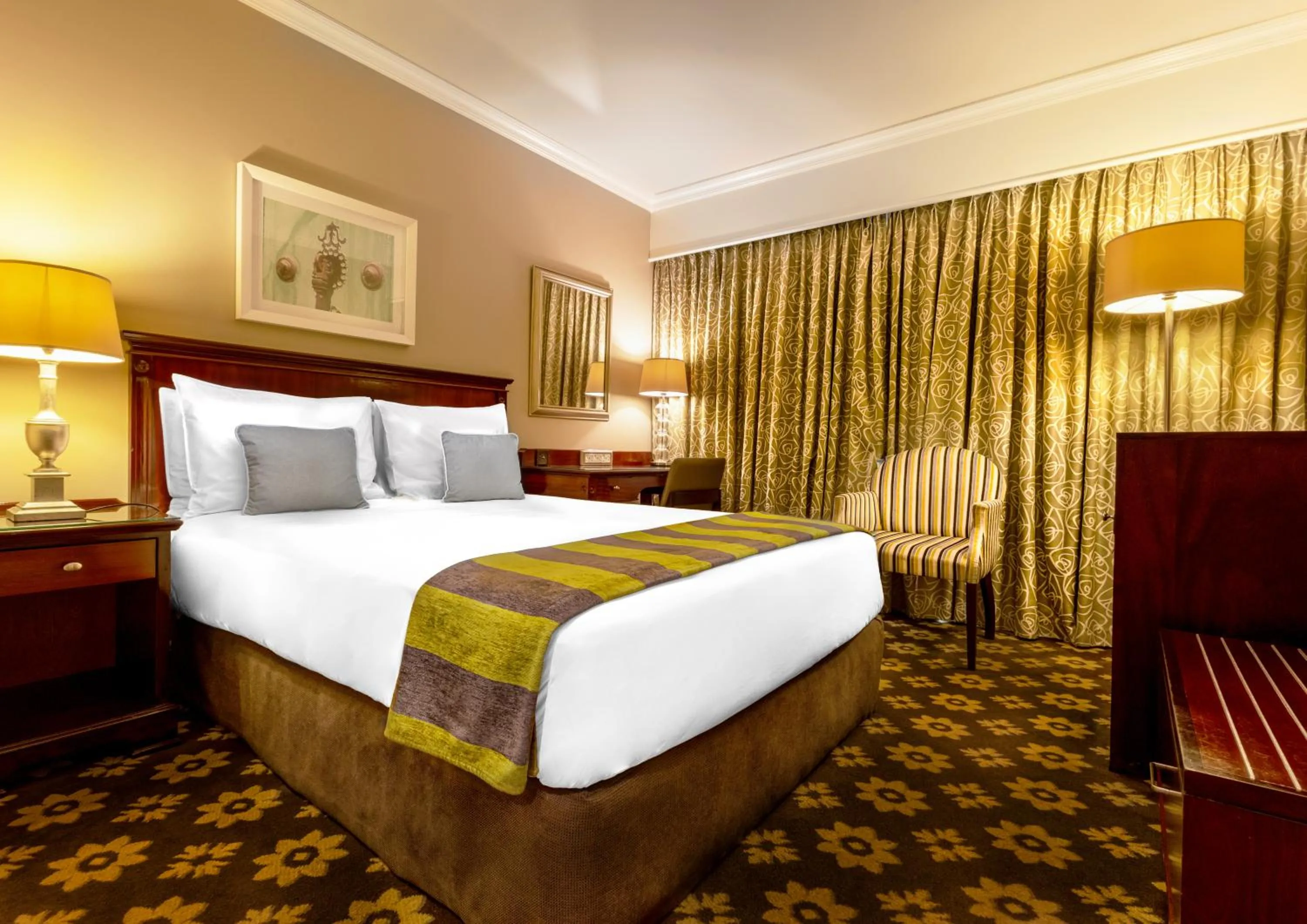 Bedroom, Bed in Hemingways Hotel