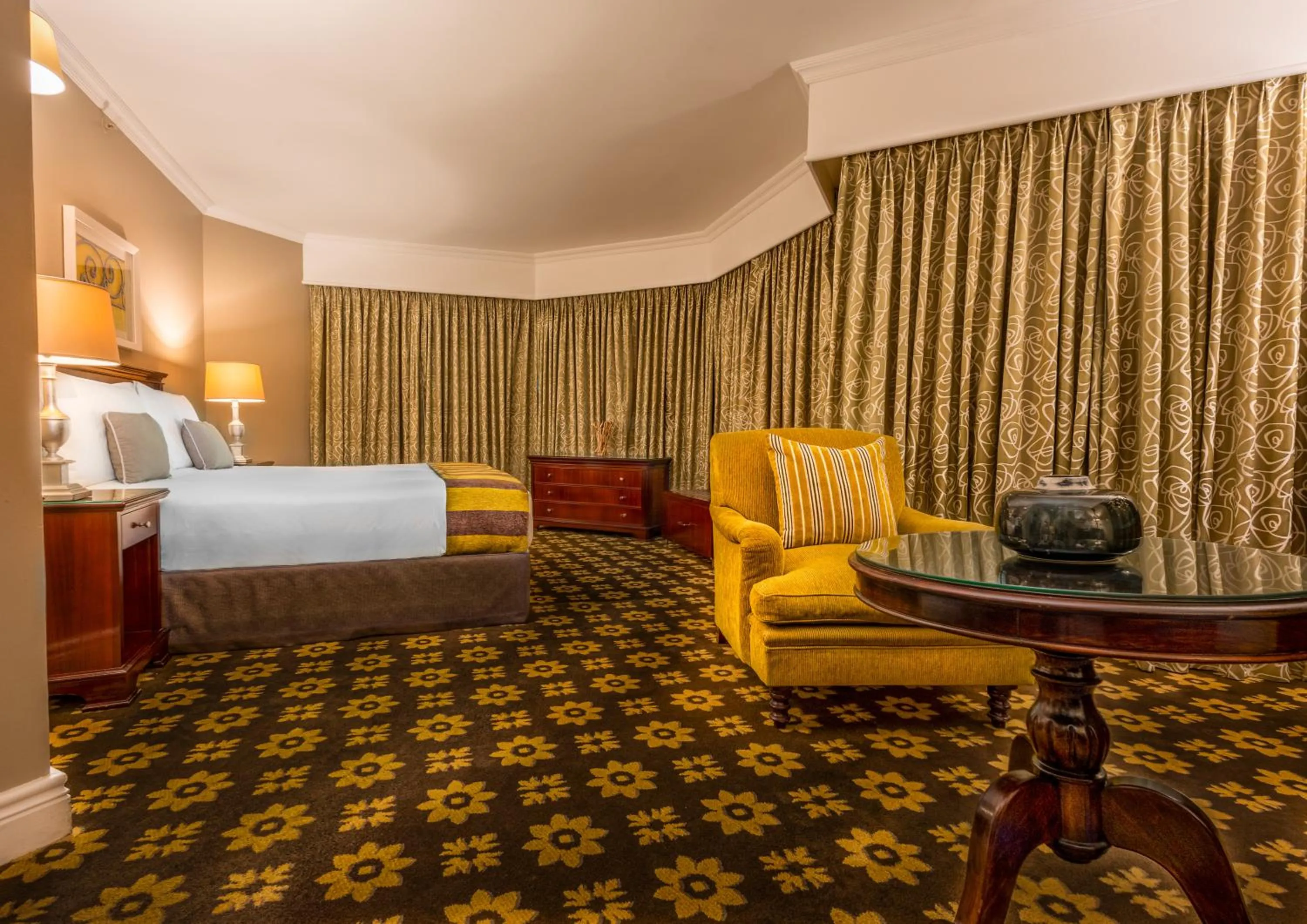 Seating area, Bed in Hemingways Hotel