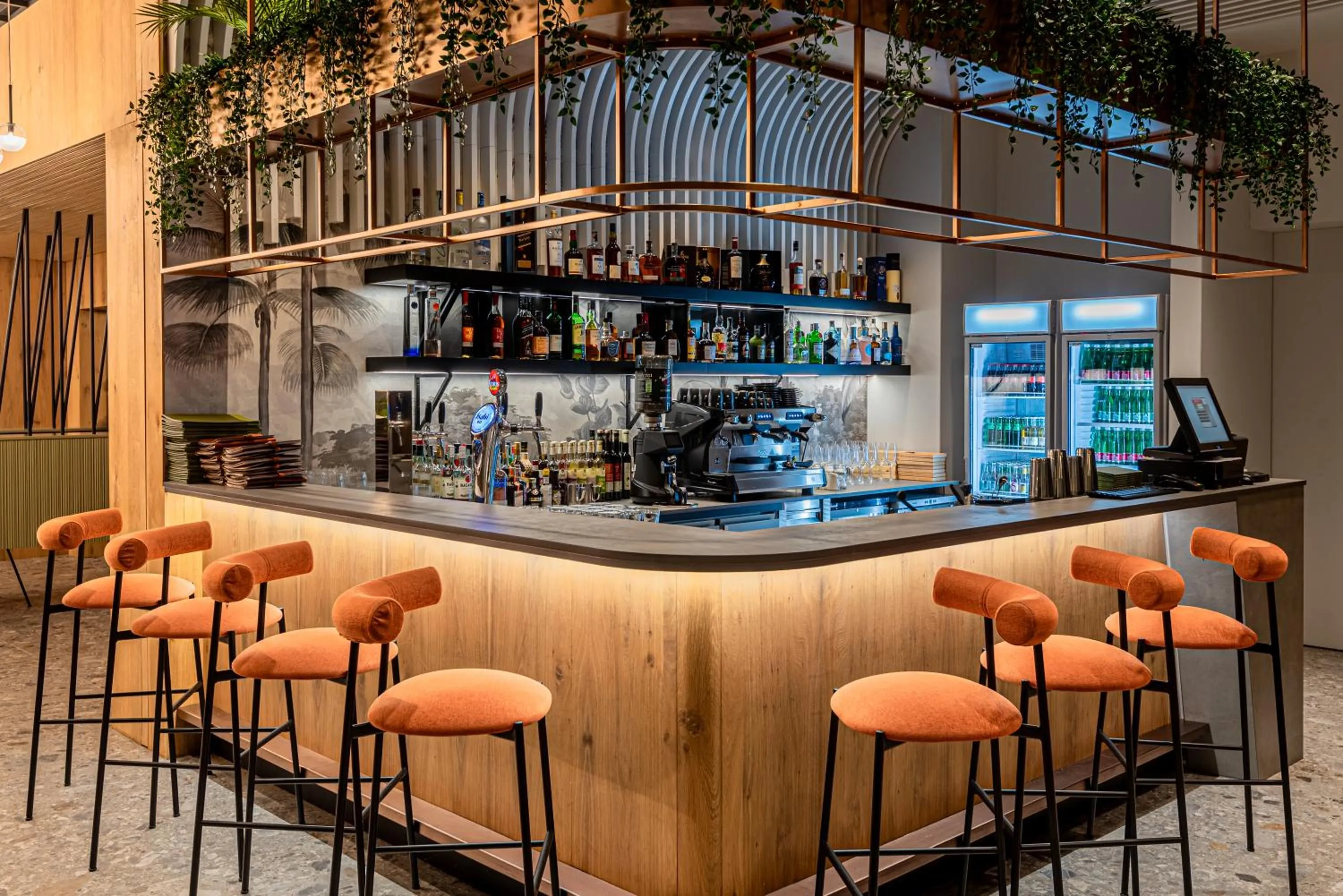 Lounge or bar in REED Boutique HOTEL & BISTRO