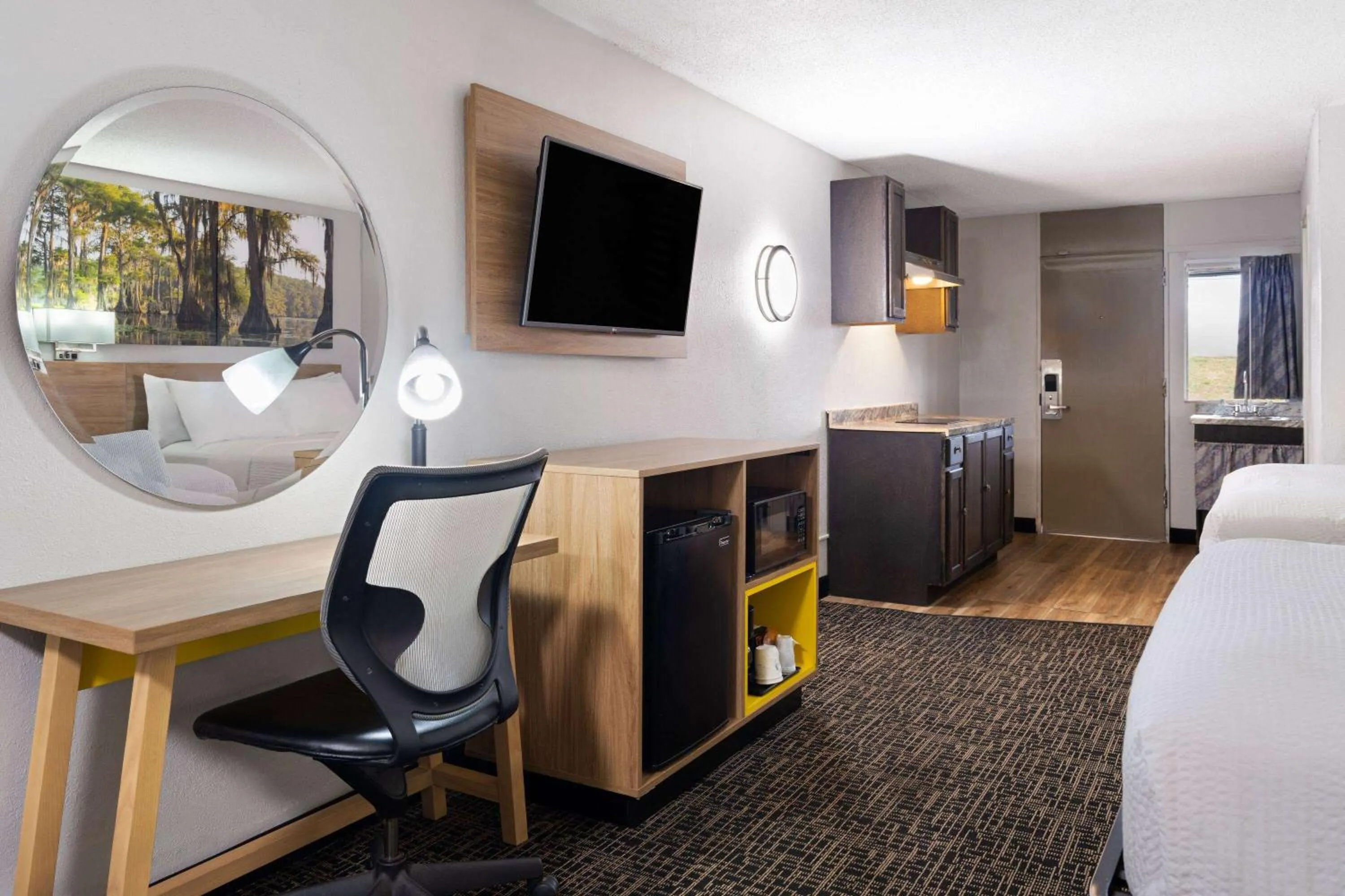 Photo of the whole room, Bed in Days Inn by Wyndham Salisbury, NC