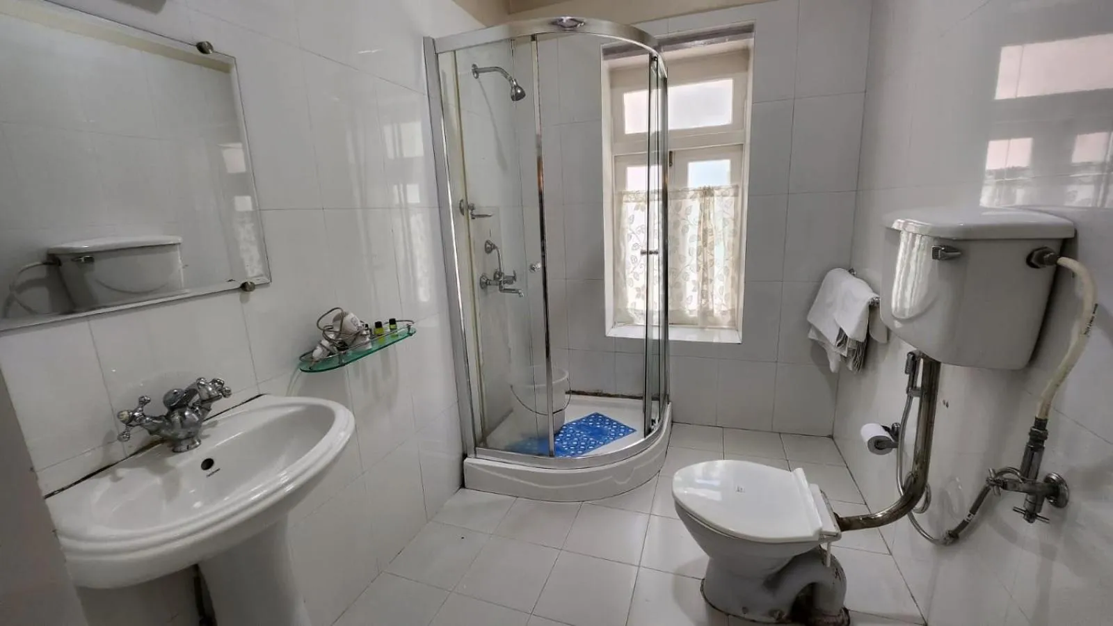 Shower in Ivanhoe Hotel (A Heritage Property)