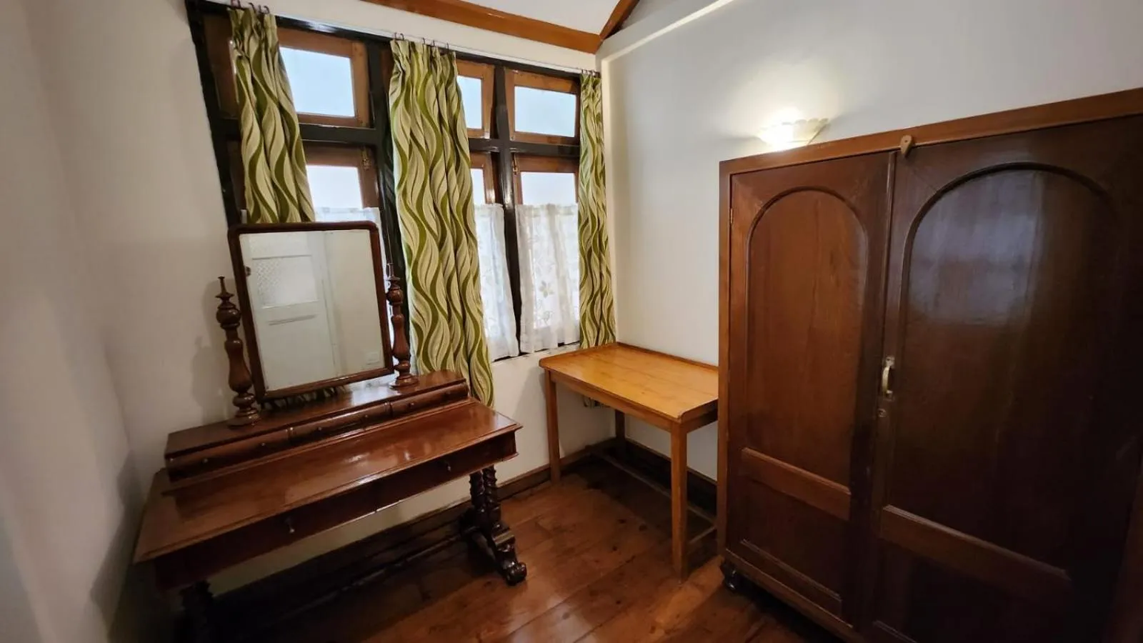 hair dresser in Ivanhoe Hotel (A Heritage Property)