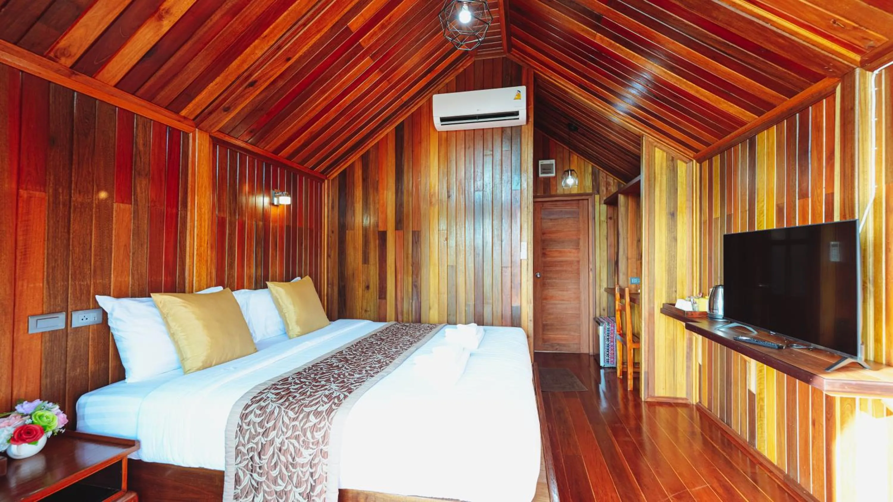 Photo of the whole room, Bed in So View Phuket Resort