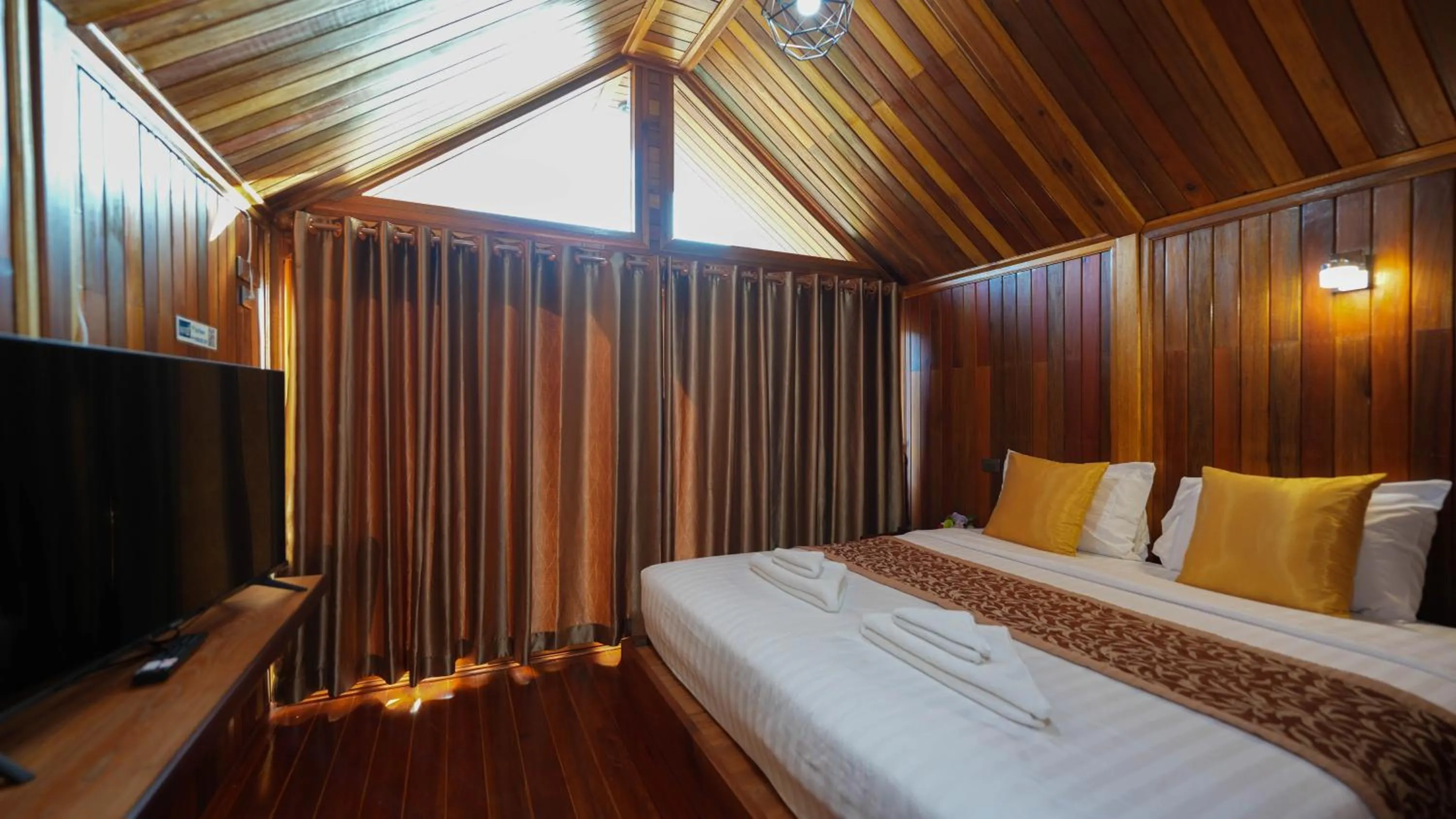 TV and multimedia, Bed in So View Phuket Resort