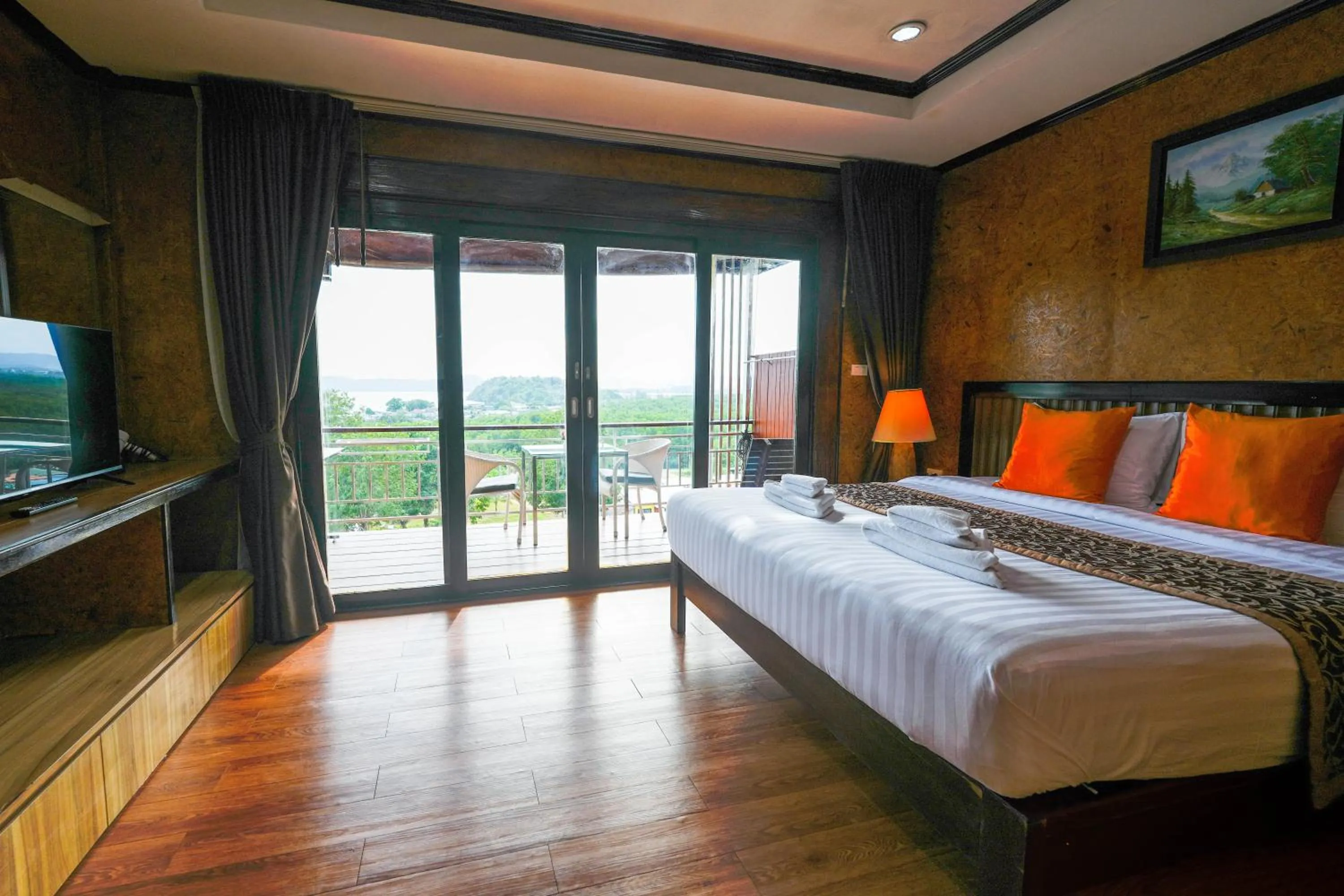 Photo of the whole room, Bed in So View Phuket Resort