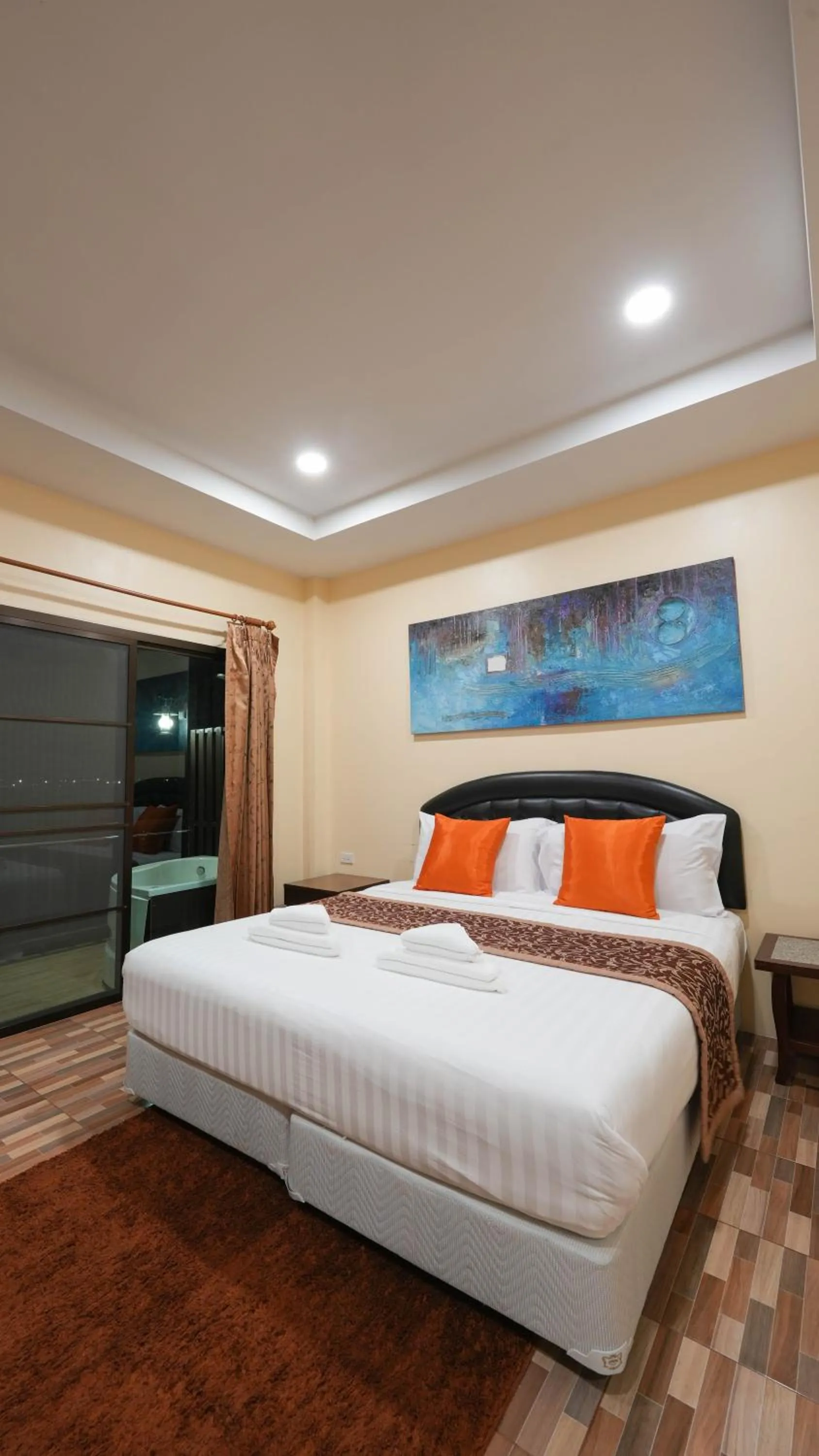 Photo of the whole room, Bed in So View Phuket Resort