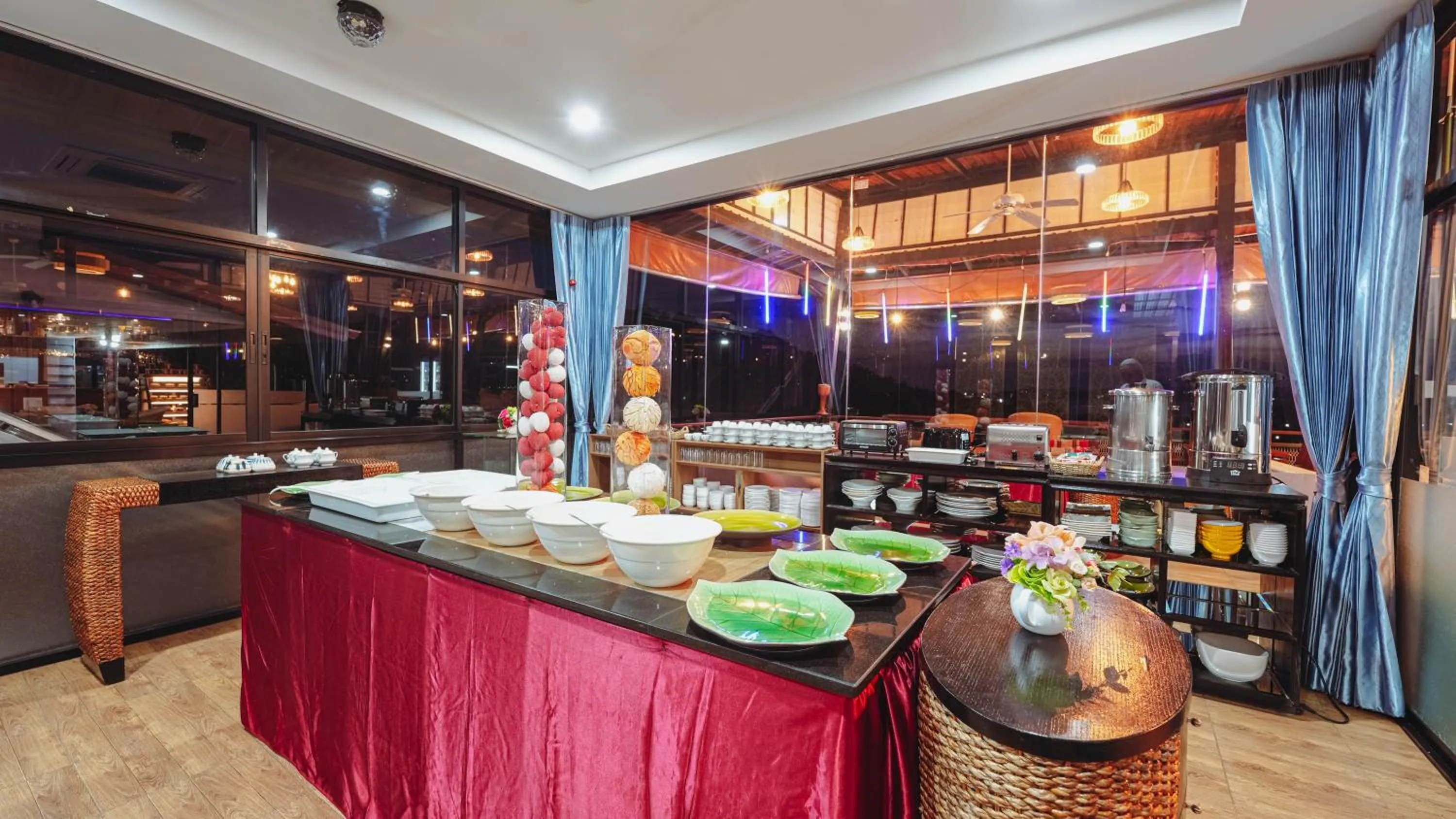 Restaurant/places to eat in So View Phuket Resort