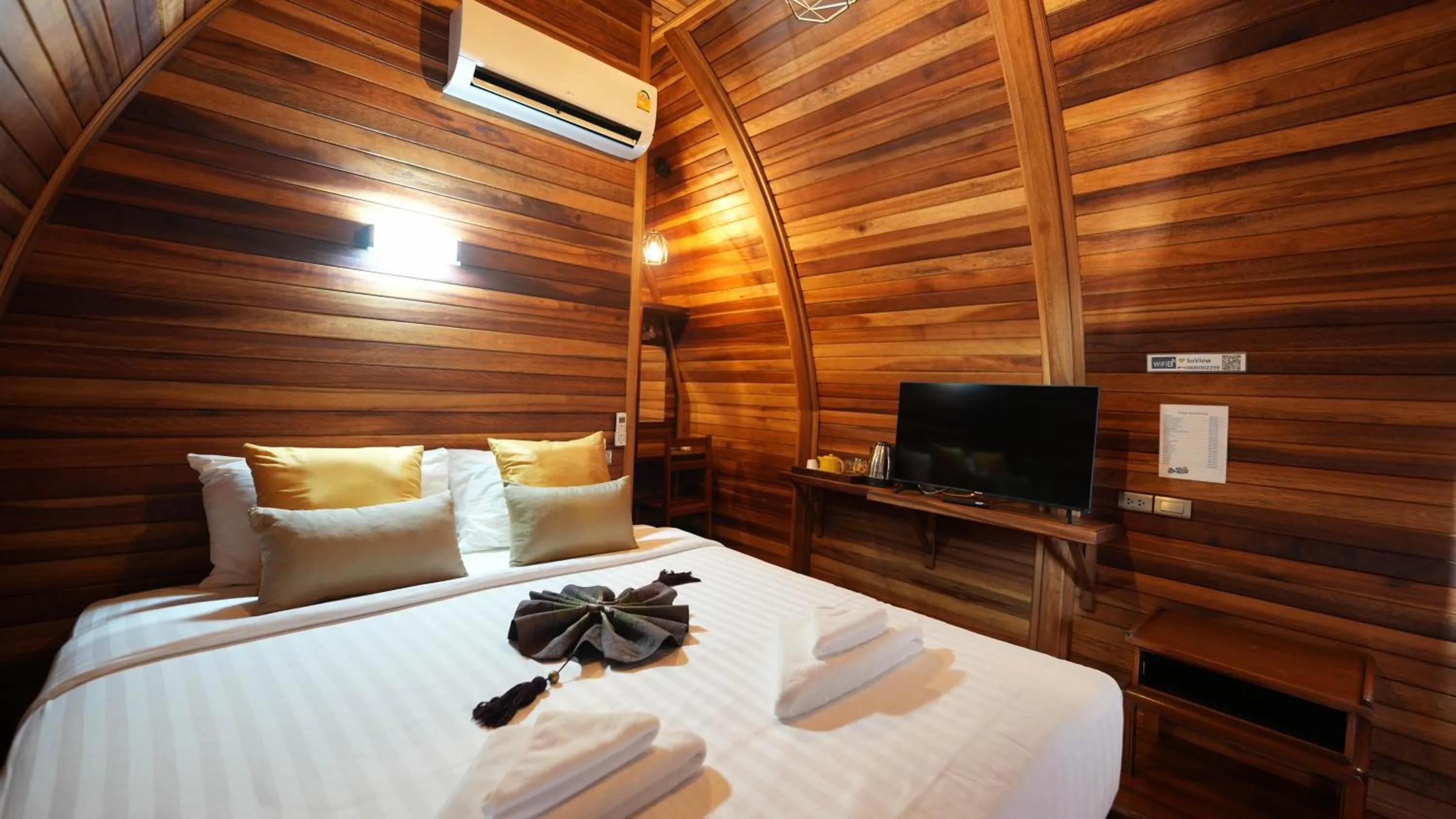 Photo of the whole room, Bed in So View Phuket Resort