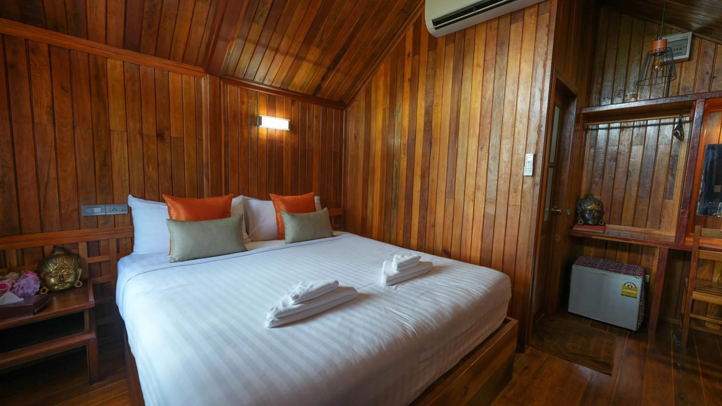 Photo of the whole room, Bed in So View Phuket Resort