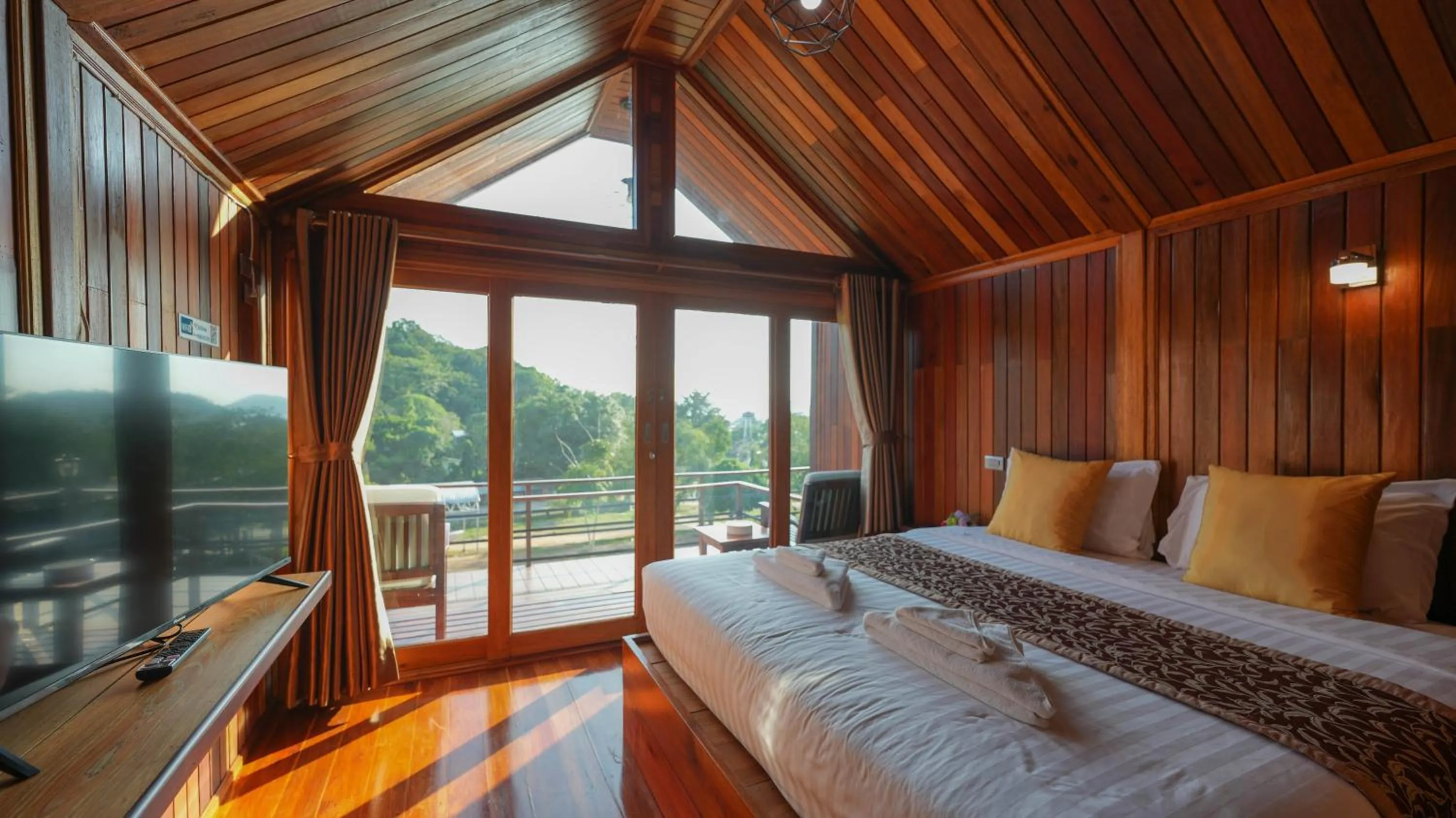 Photo of the whole room, Bed in So View Phuket Resort