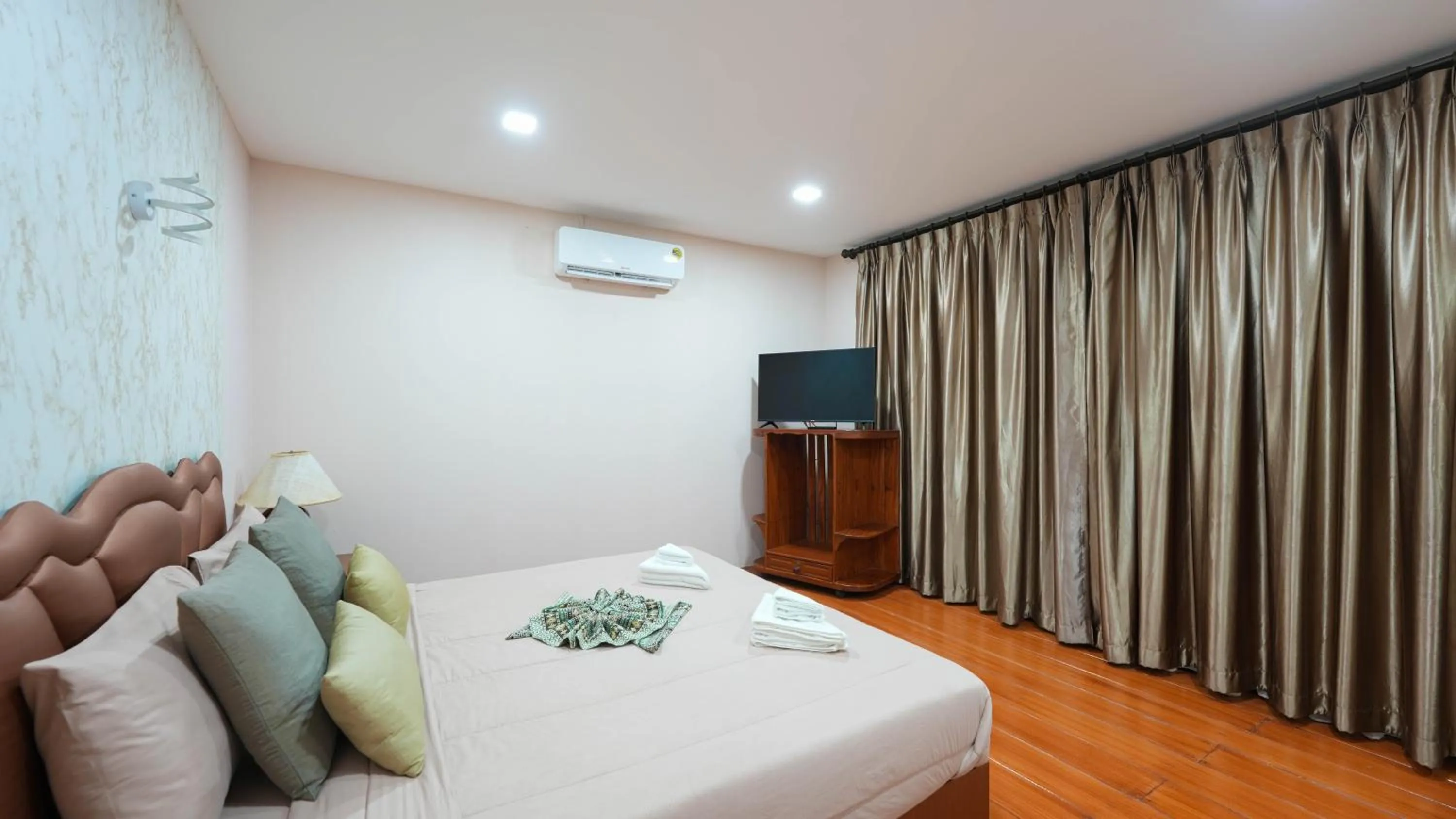 TV and multimedia, Bed in So View Phuket Resort