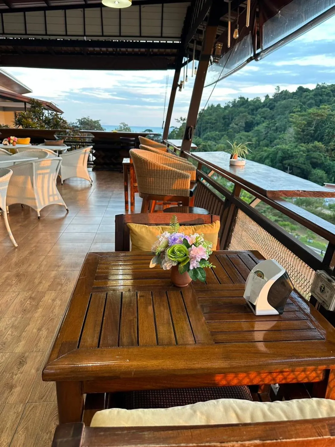 Restaurant/places to eat in So View Phuket Resort