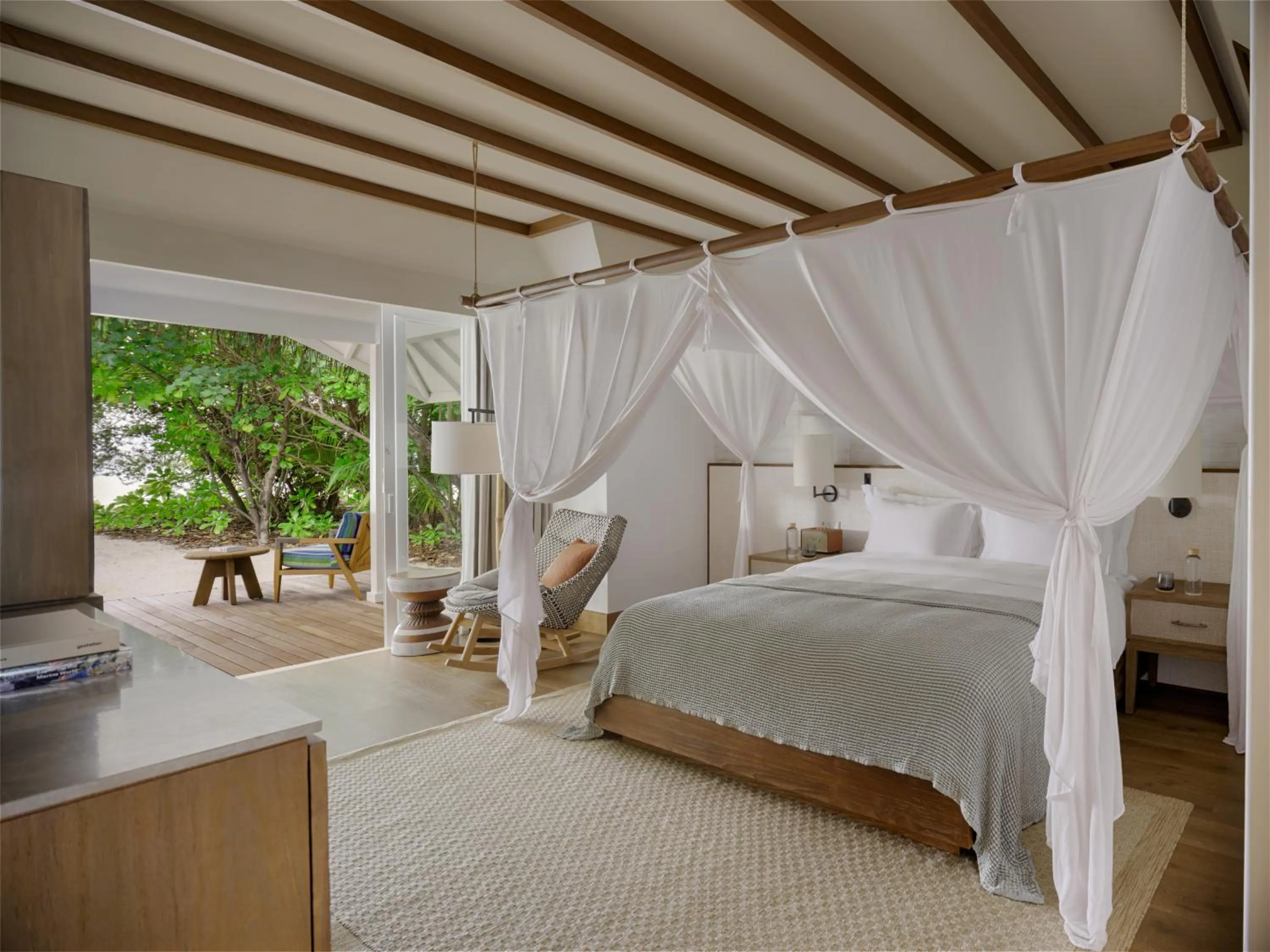 Bed in Six Senses Kanuhura