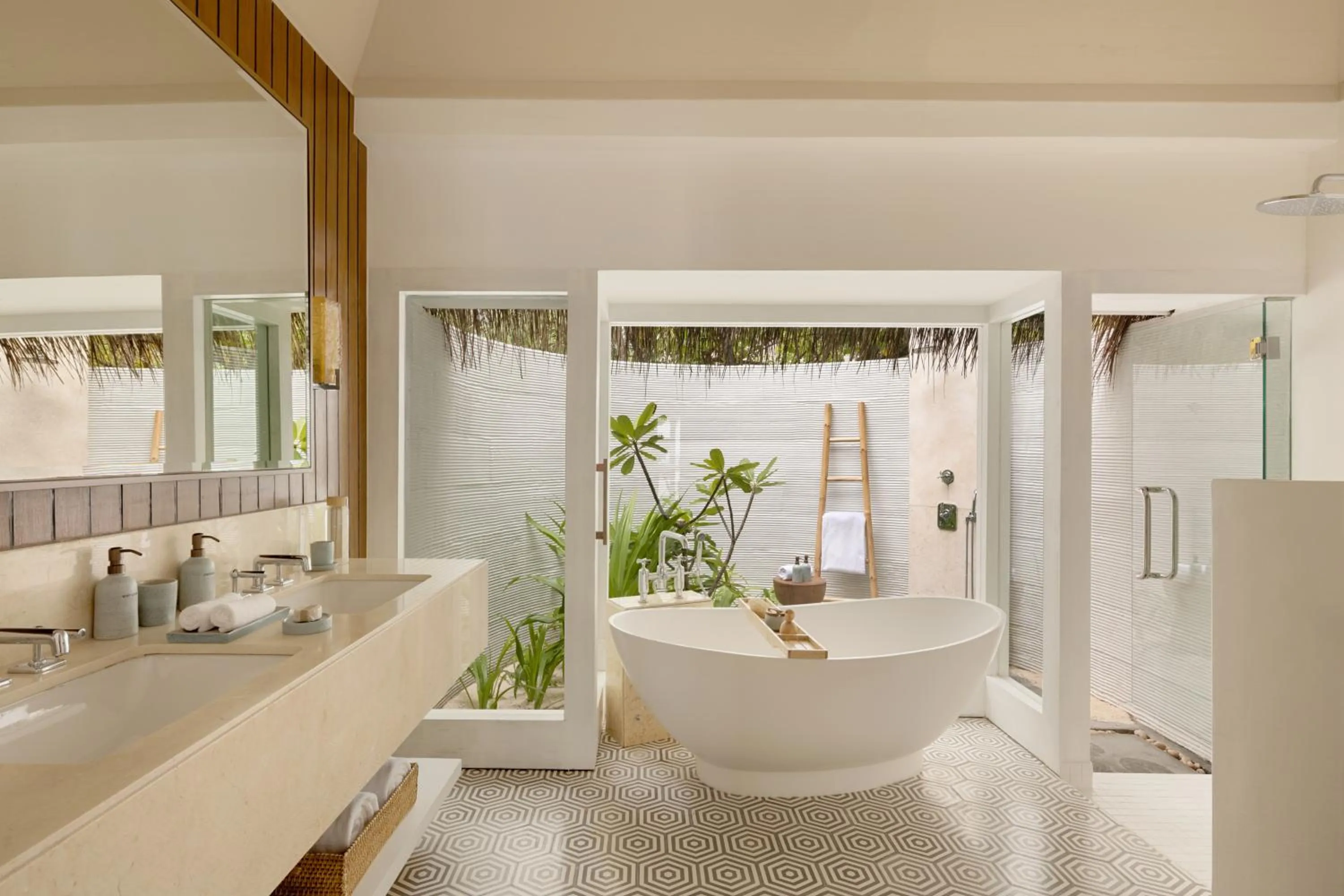 Shower in Six Senses Kanuhura