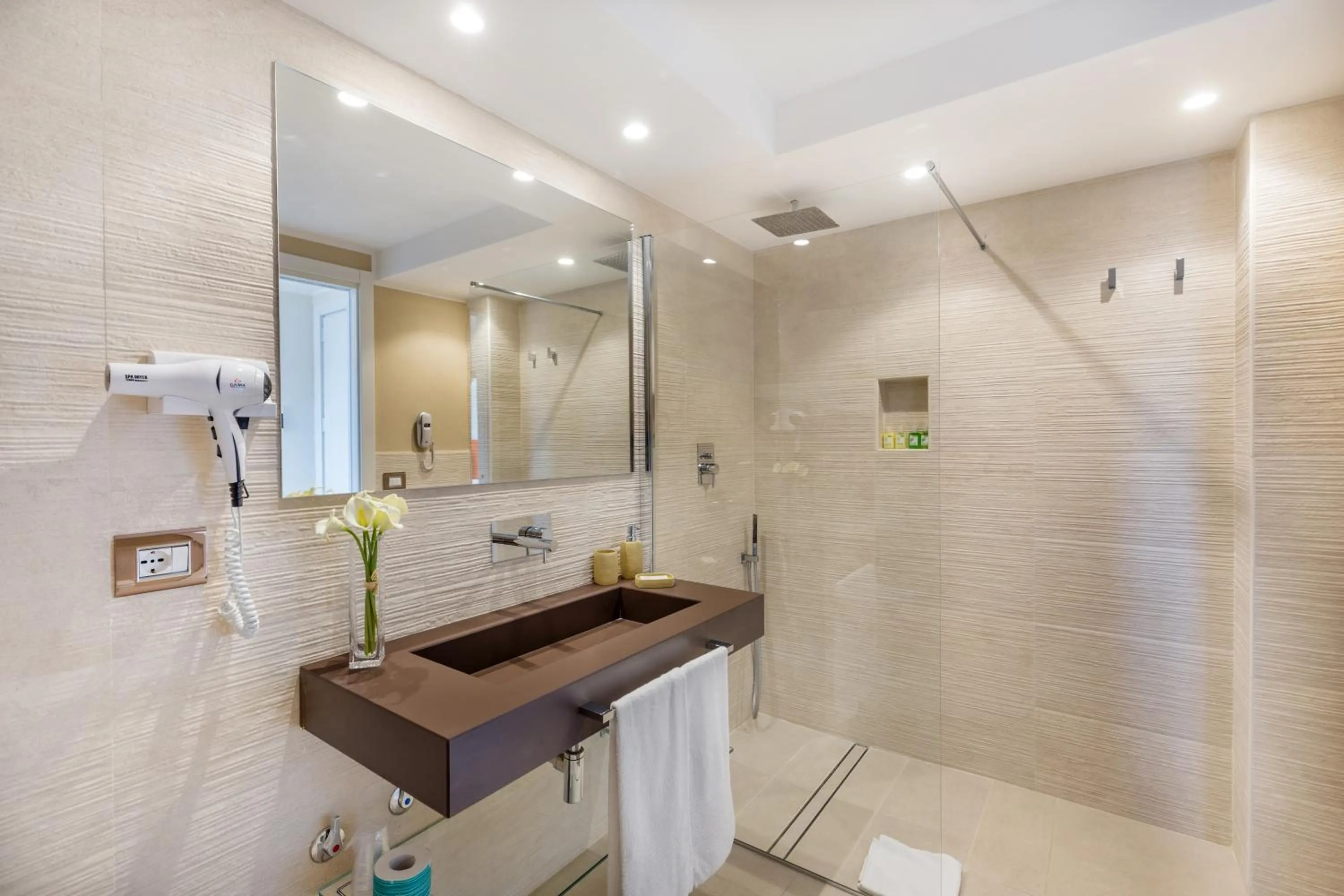 Shower in Hotel Cala Lunga