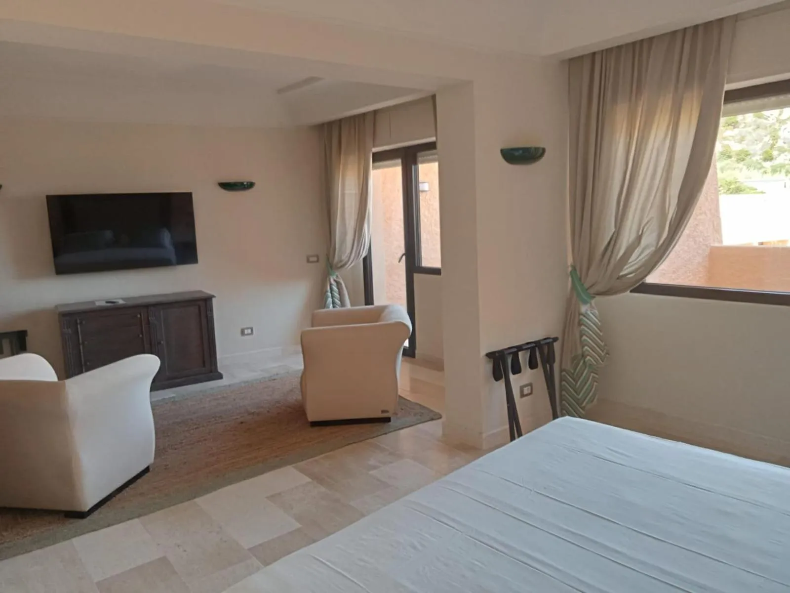 Living room, Bed in Hotel Cala Lunga