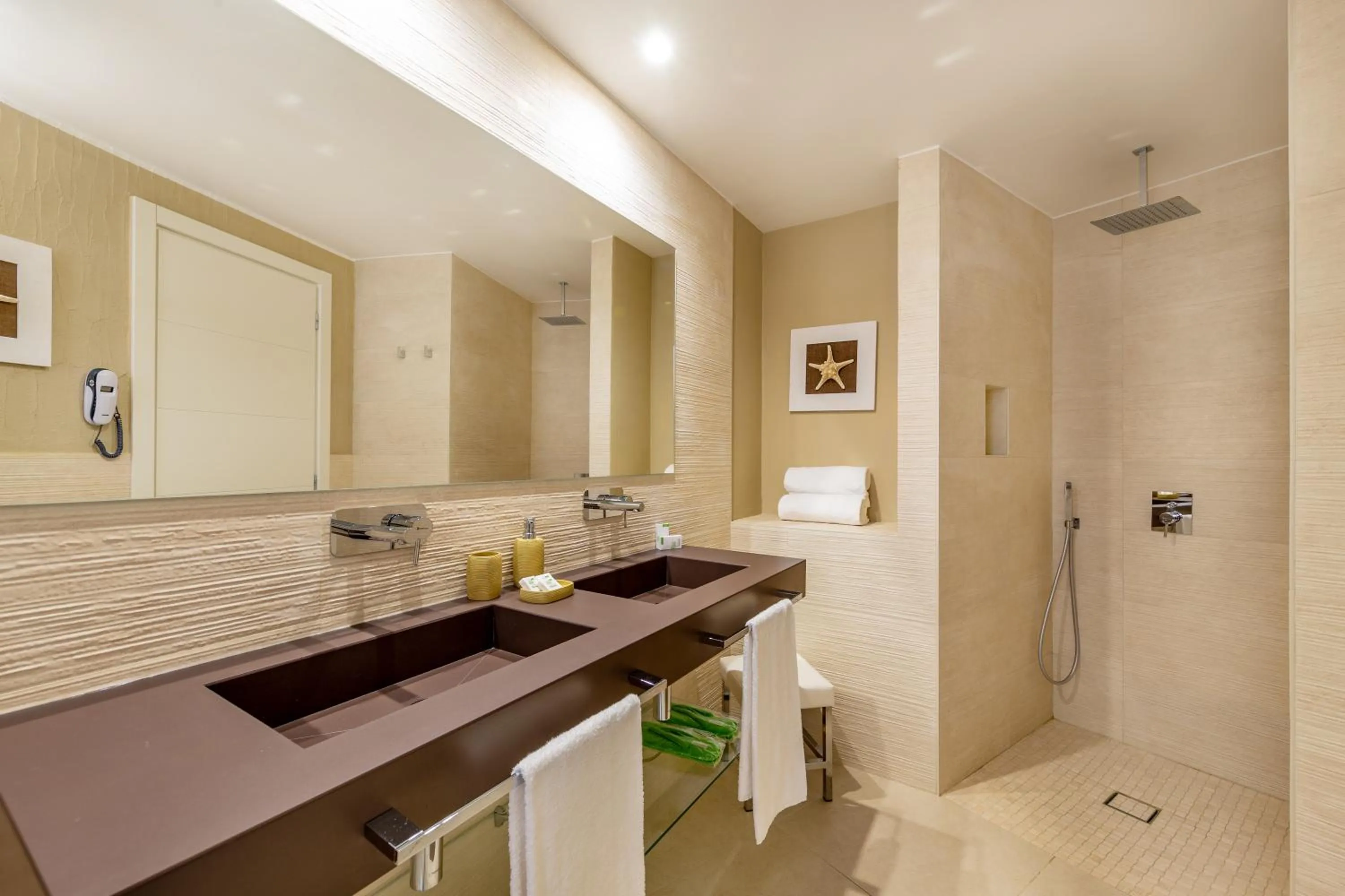 Shower in Hotel Cala Lunga