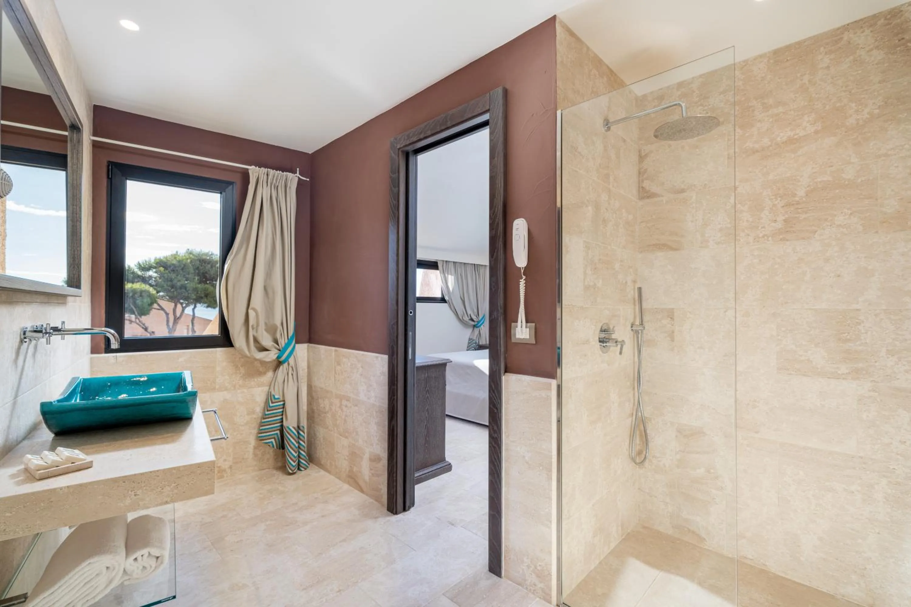 Shower in Hotel Cala Lunga