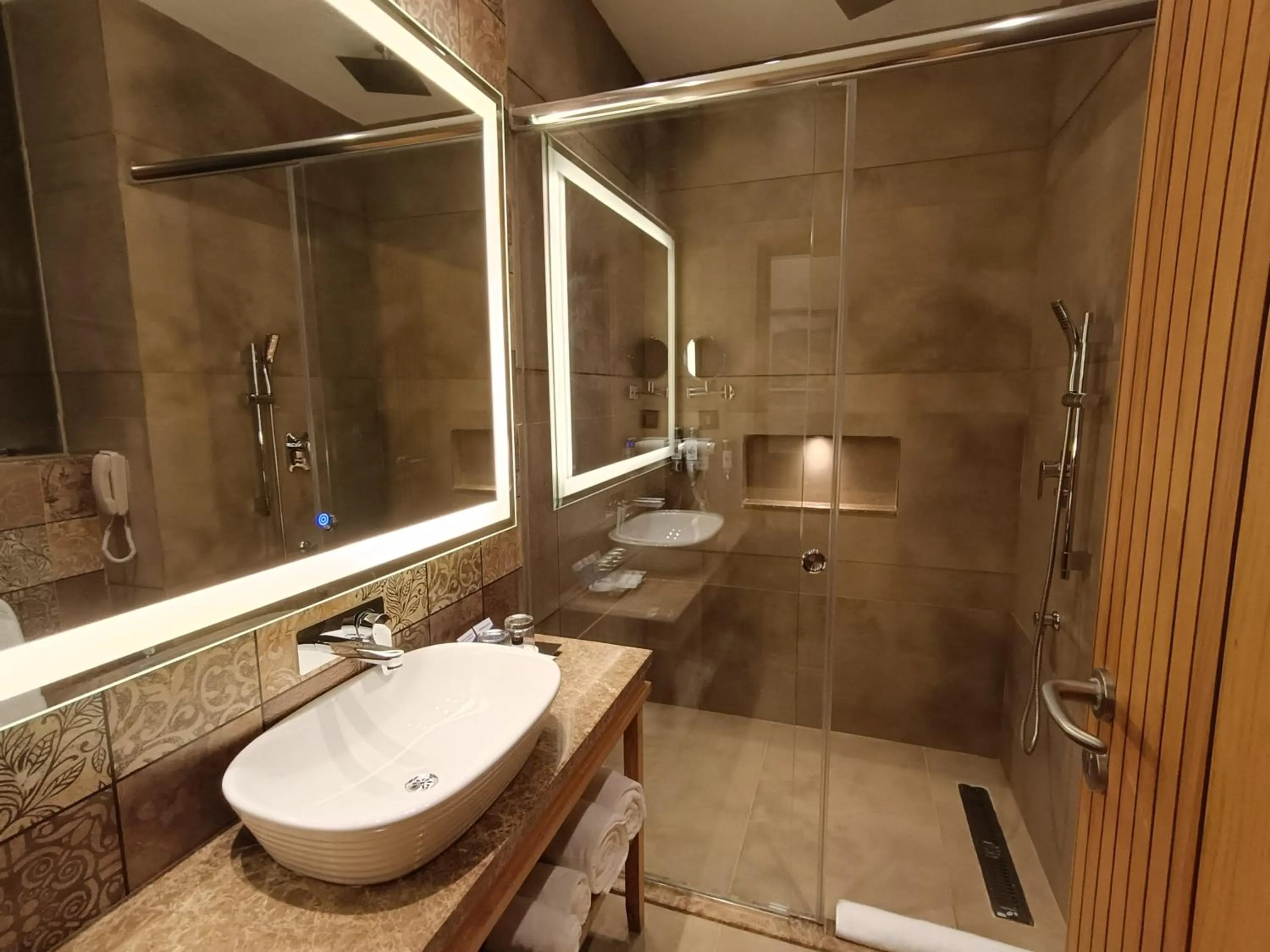 Bathroom in Presidium Sarovar Premiere Dalhousie