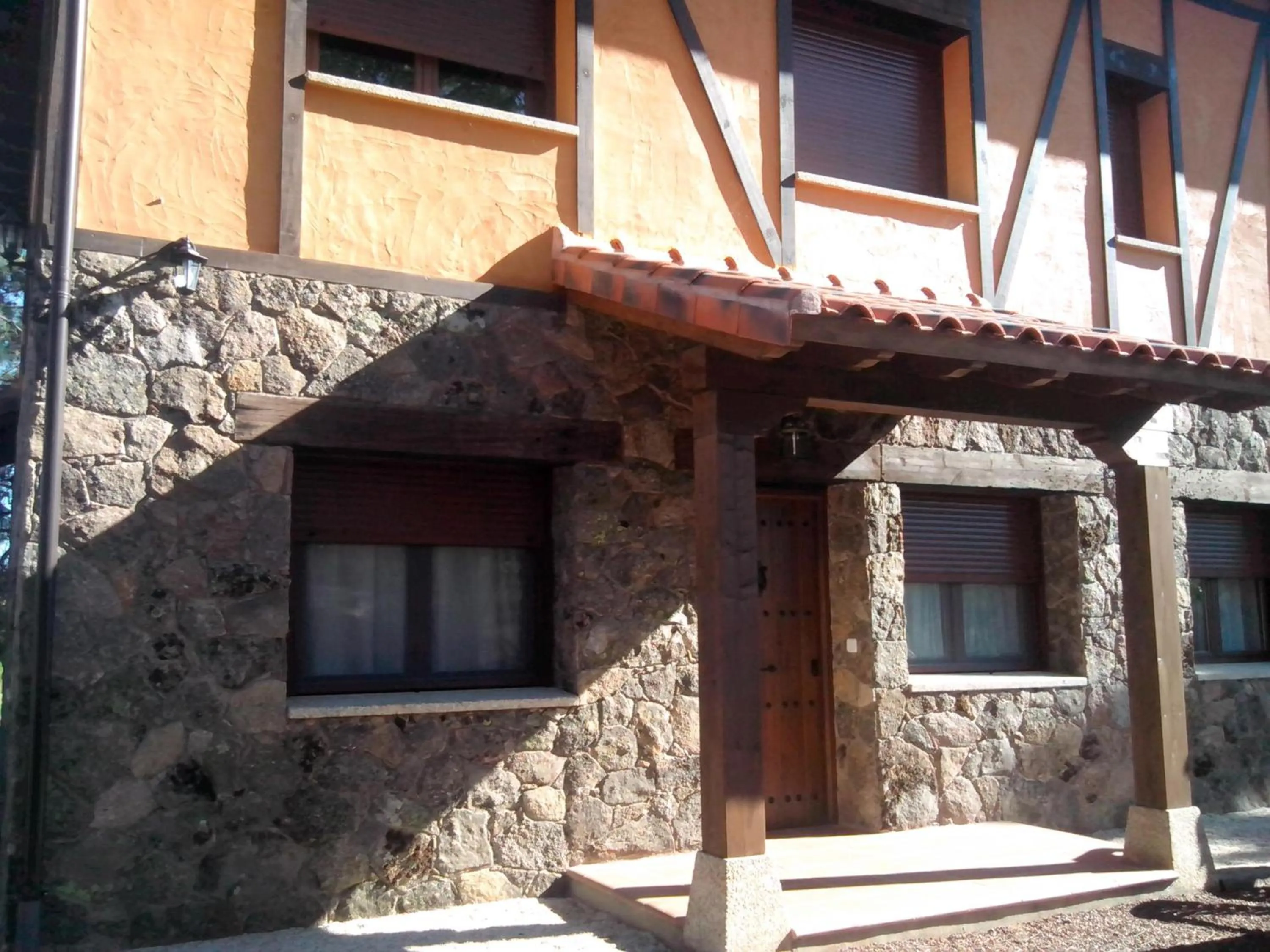 Facade/entrance in El Rincón de los Riveros