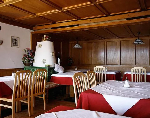 Restaurant/places to eat, Bed in Alpin Hotel & Restaurant Frara