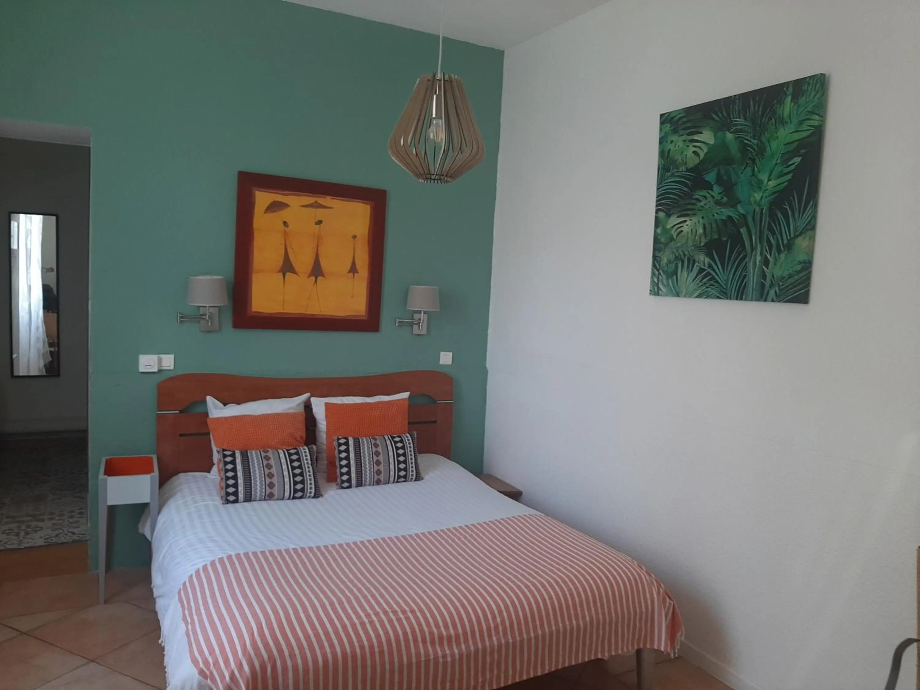 Property building, Bed in hôtel la tour des fées