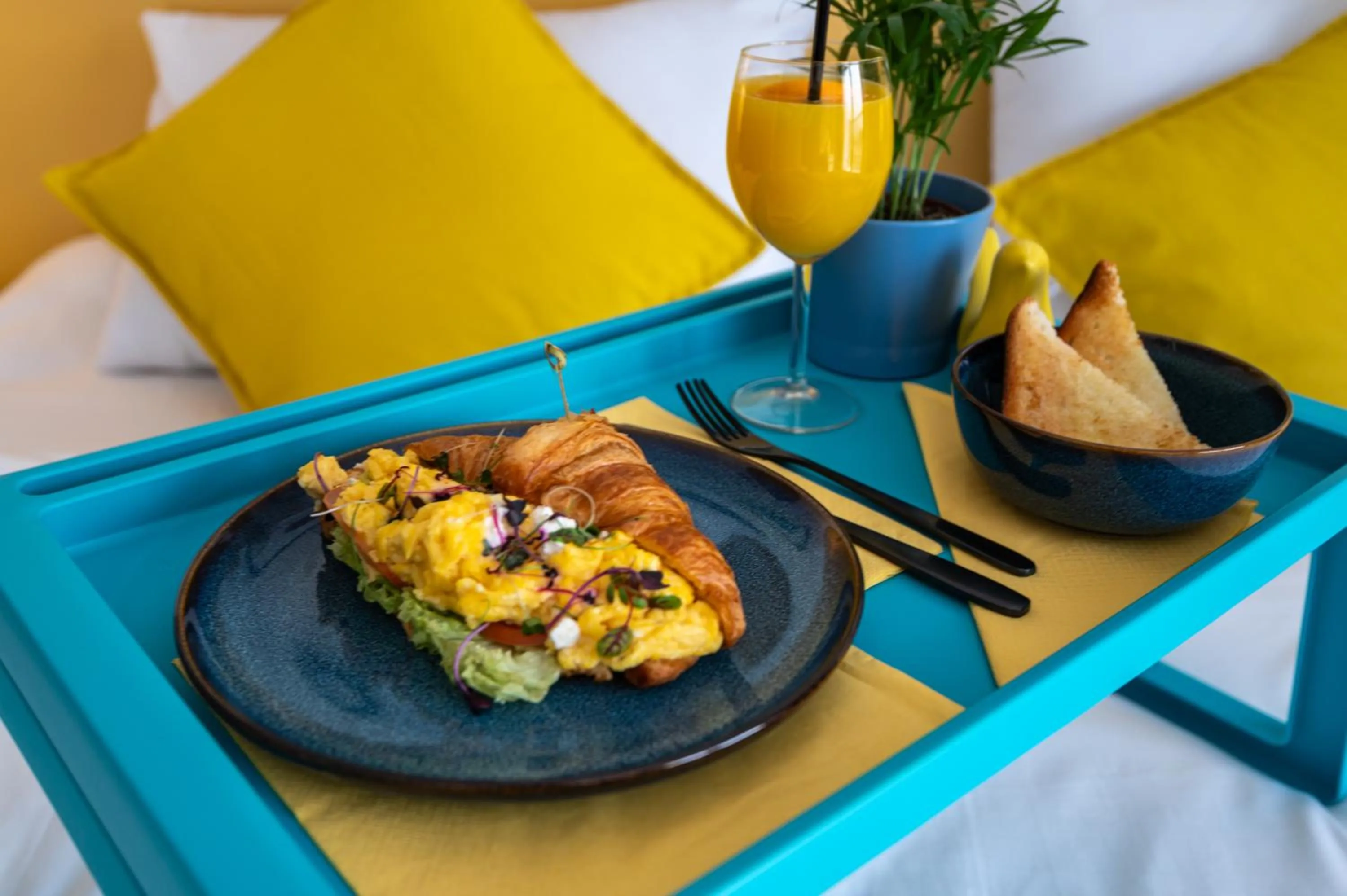 Food and drinks in Izzzi Life Mint