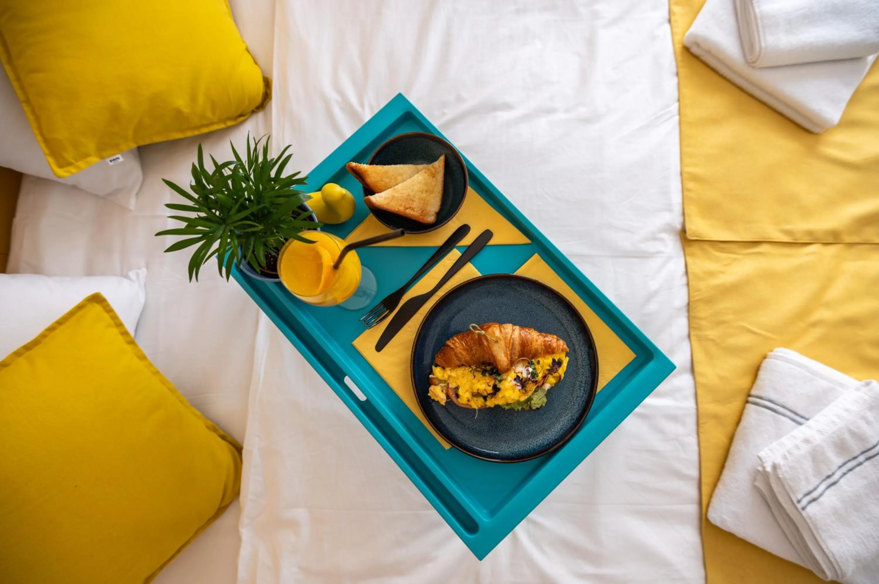 Food and drinks in Izzzi Life Mint