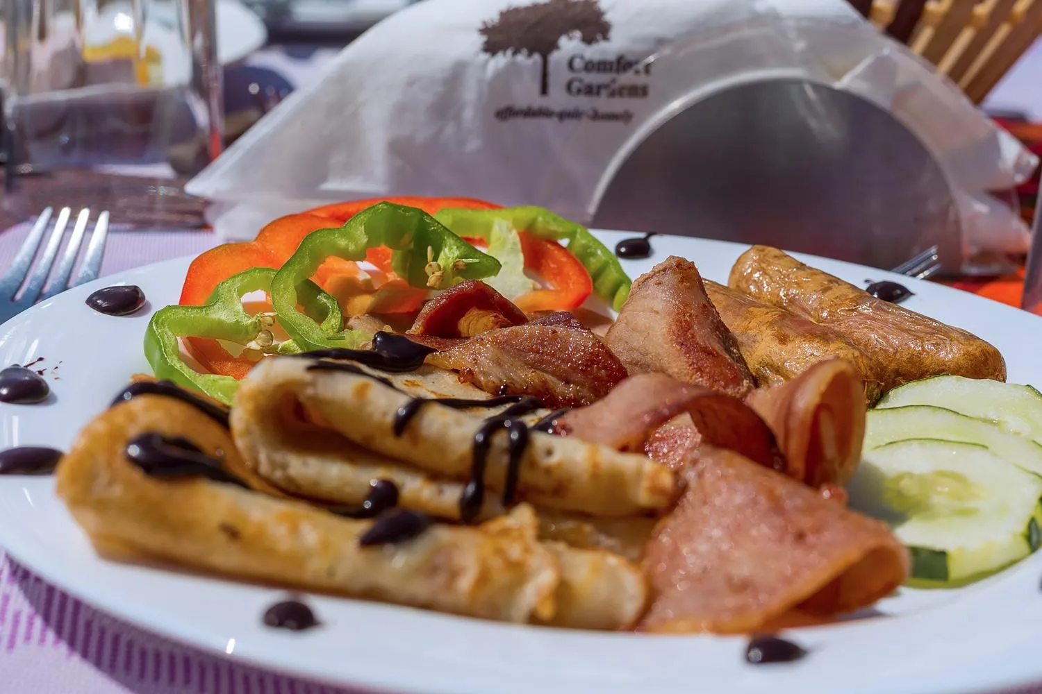 Continental breakfast in Comfort Gardens