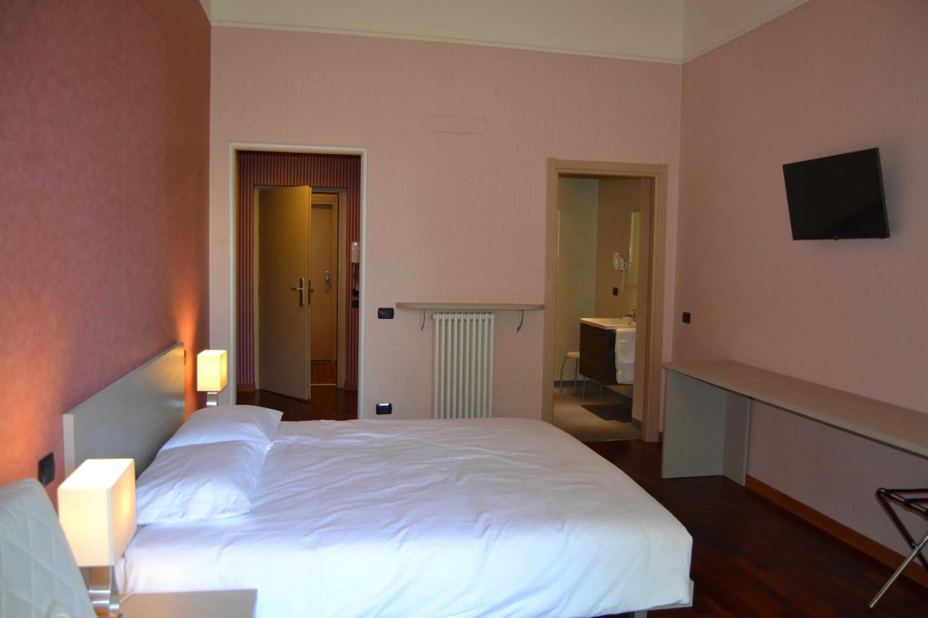 Photo of the whole room, Bed in Italia 30