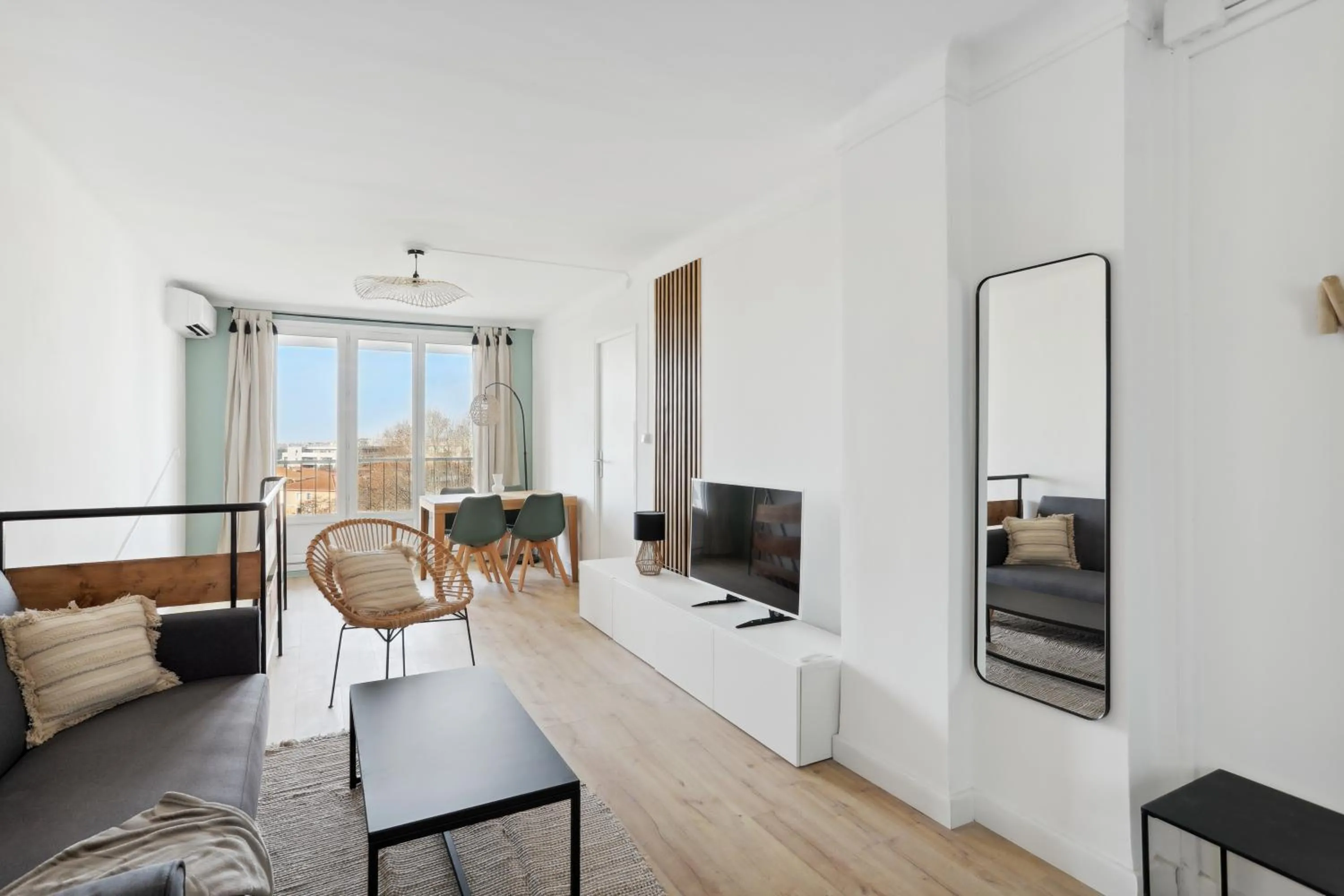 Communal lounge/ TV room in Le Beausoleil Duplex (Clim - Wifi - Netflix)